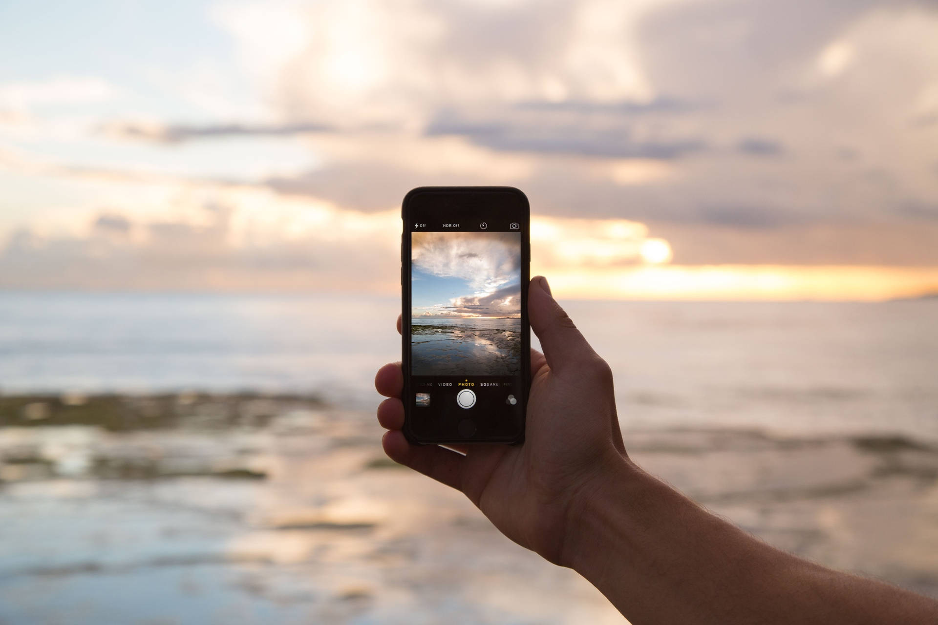 Telefon inteligent modern pe birou — Naruto telefon GIF Fundal