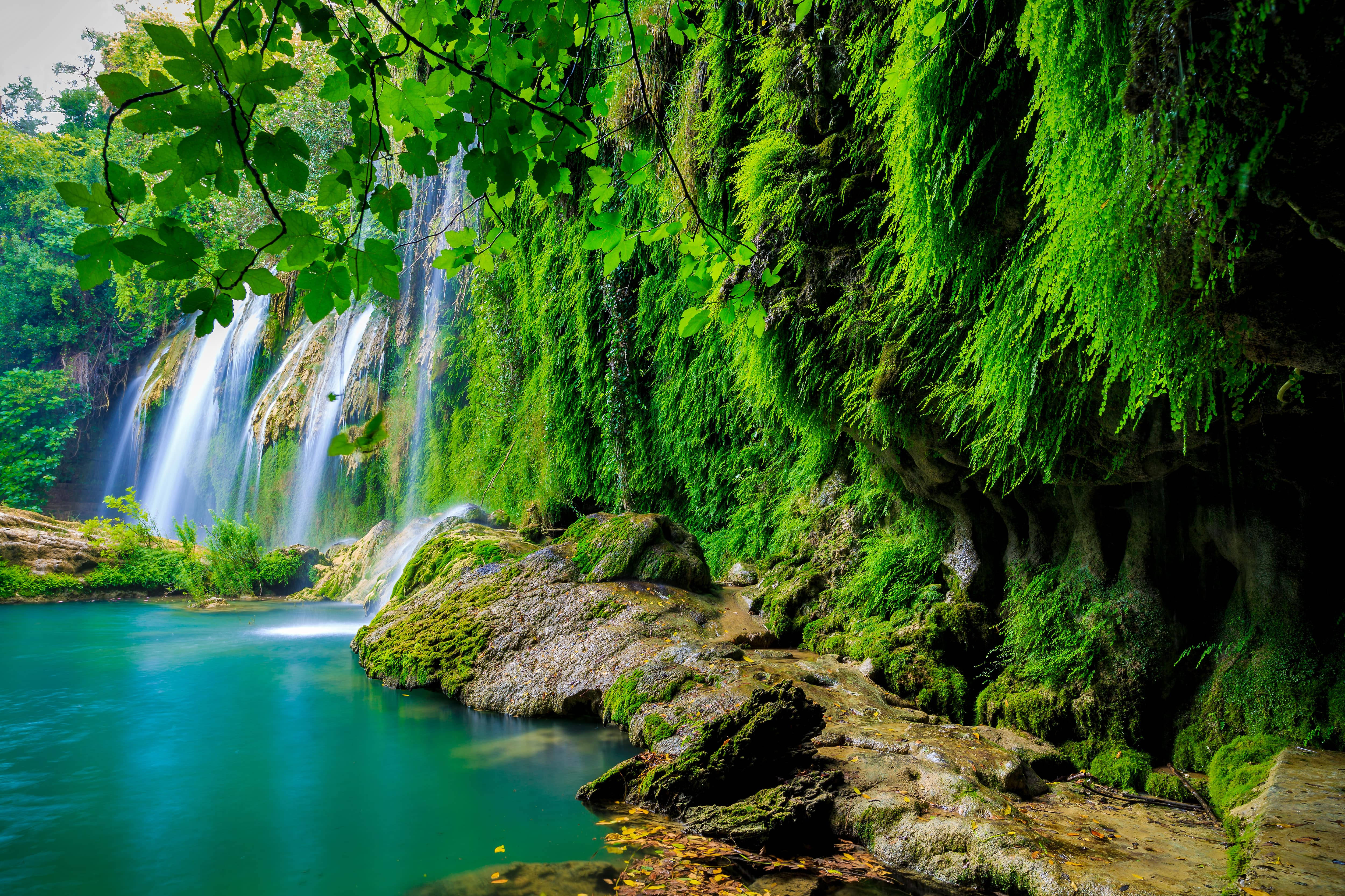 4K Cascada Verde Kursunlu Fundal