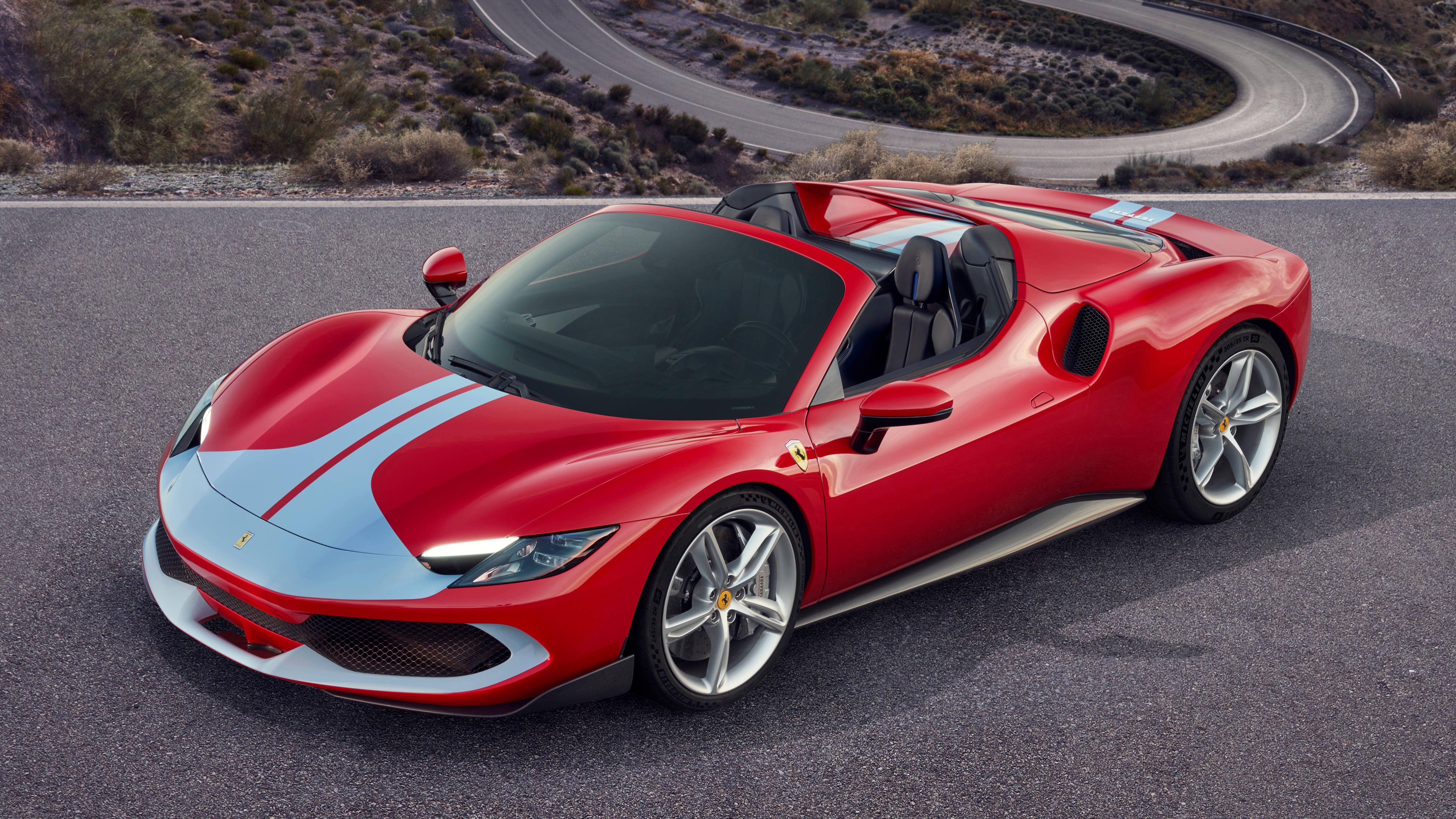 4K Laptop Mașină Roșie Ferrari Fundal