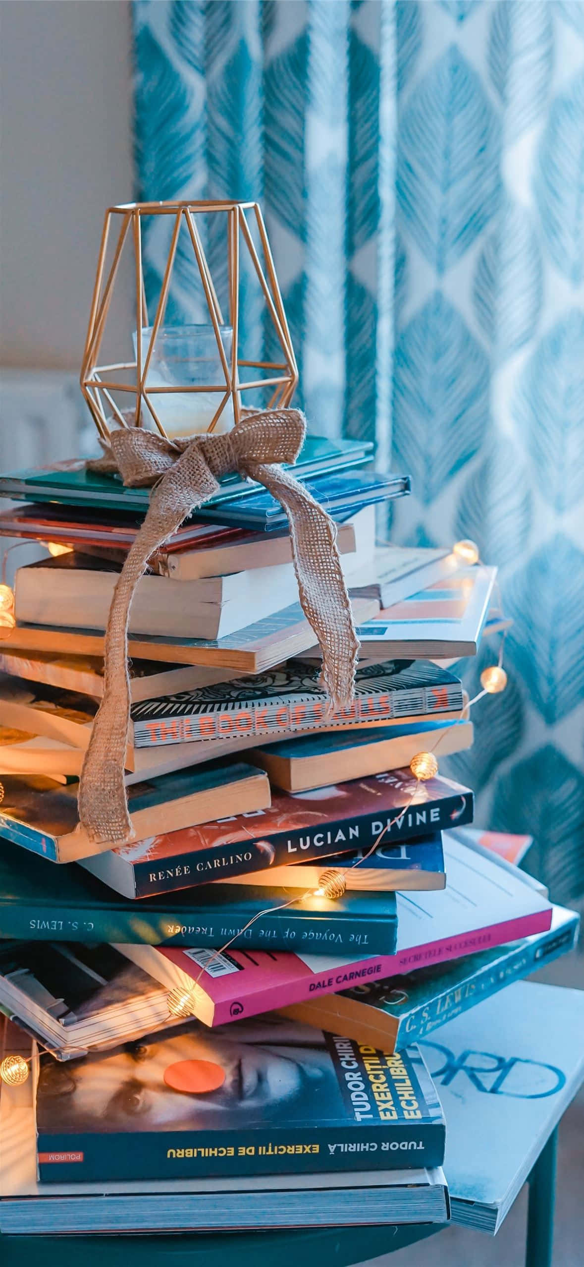 A dreamy and refreshing set-up of books and iPhone Fundal