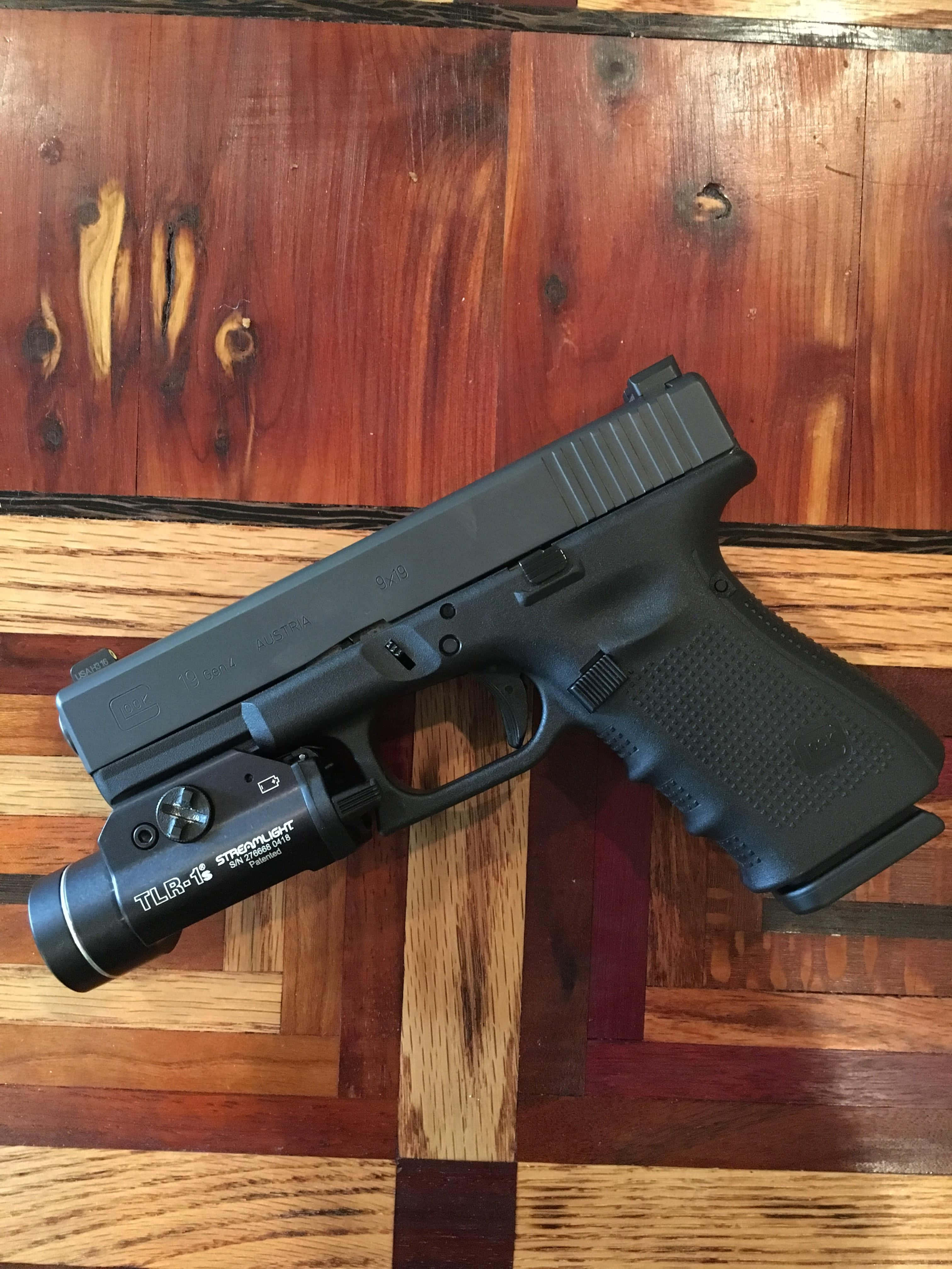Acest Glock 19 este gata de utilizare. Fundal