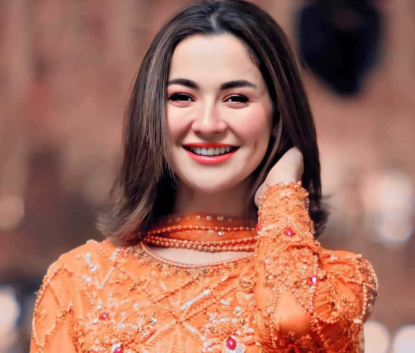 Actrița pakistaneză Hania Aamir în poză Fundal