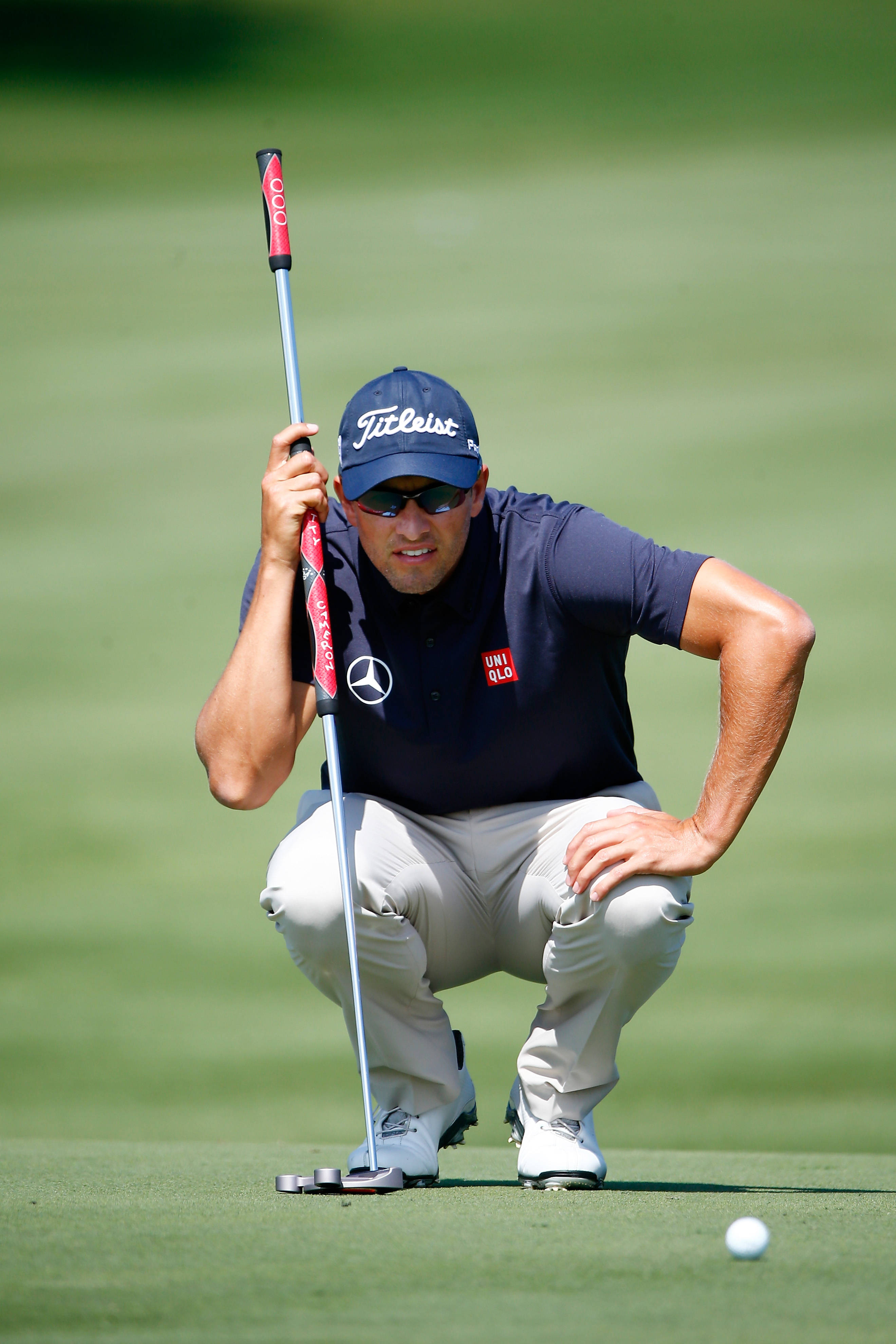 Adam Scott Evaluează Linia de Golf Fundal