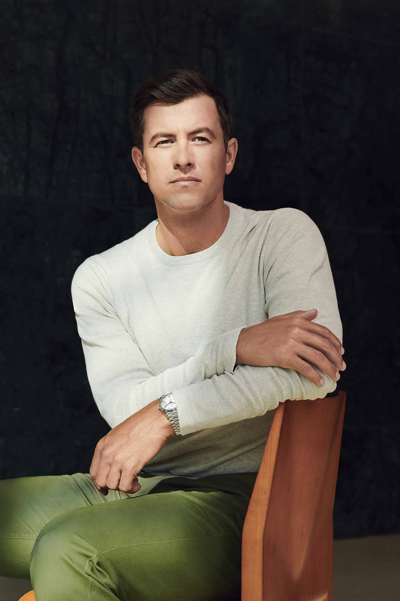 Adam Scott pe un scaun Fundal