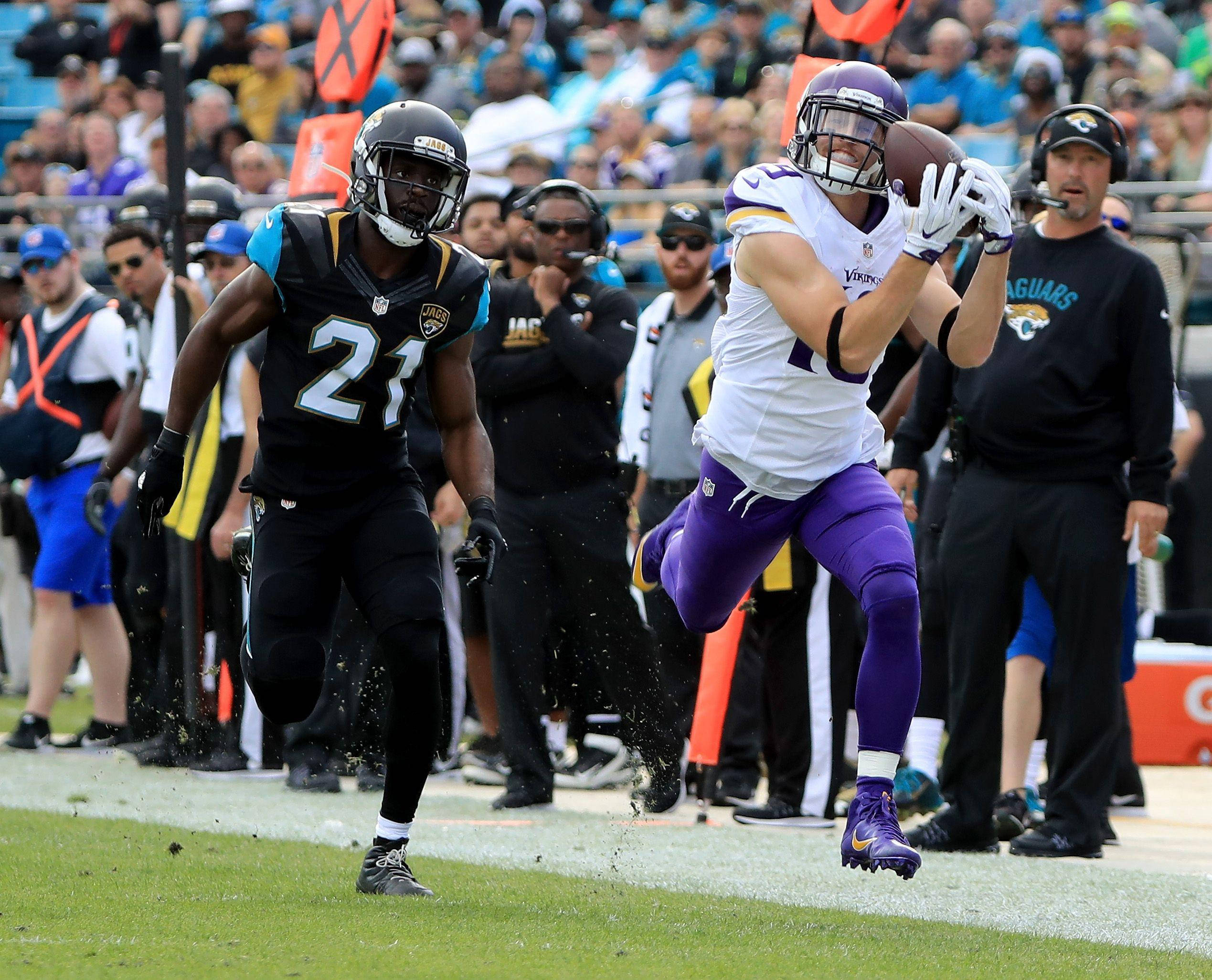 Adam Thielen Împotriva Washington Commanders Fundal