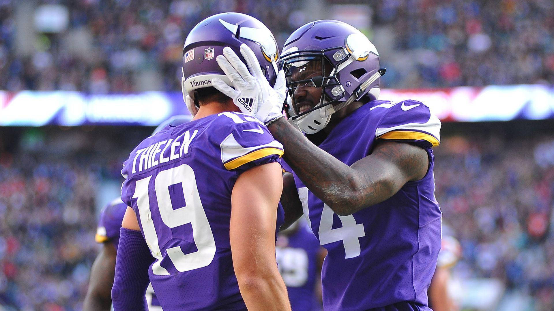 Adam Thielen și Ryan Wright Fundal