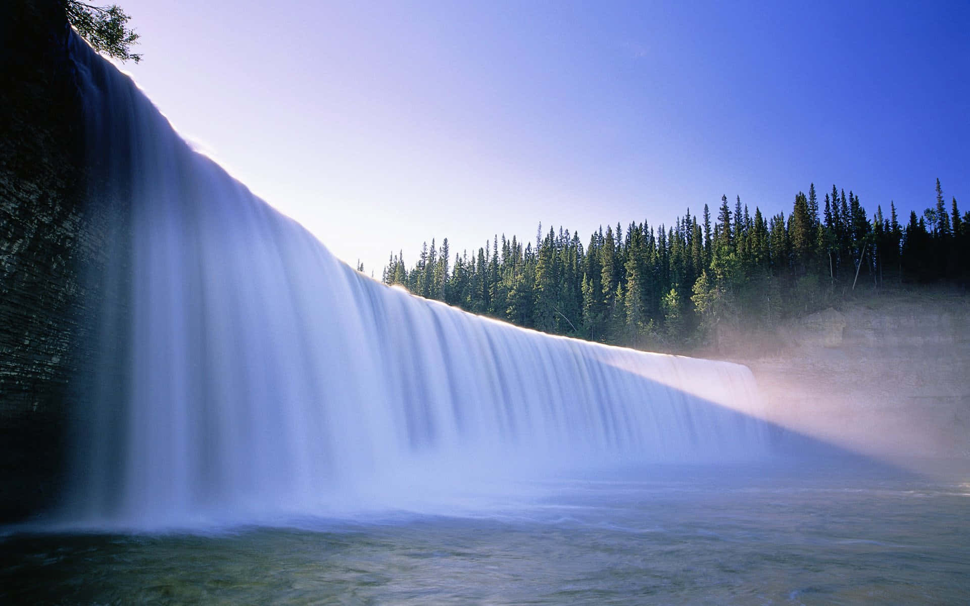 Admiră maiestatea fascinantă a unei cascade spectaculoase. Fundal