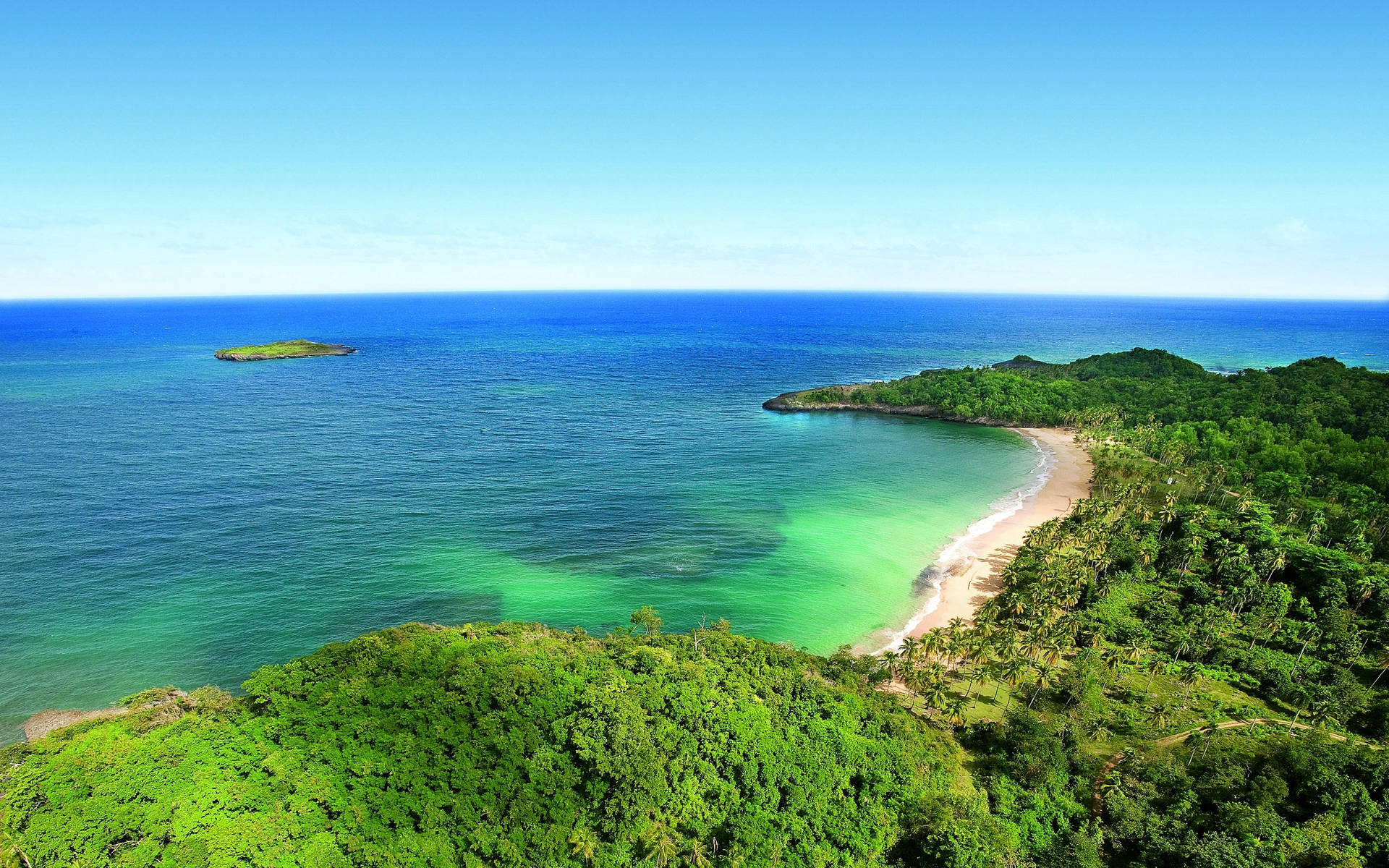 Insulă verde și orizont oceanic albastru pe vreme luminoasă cu cer senin. — Ocean Fundal