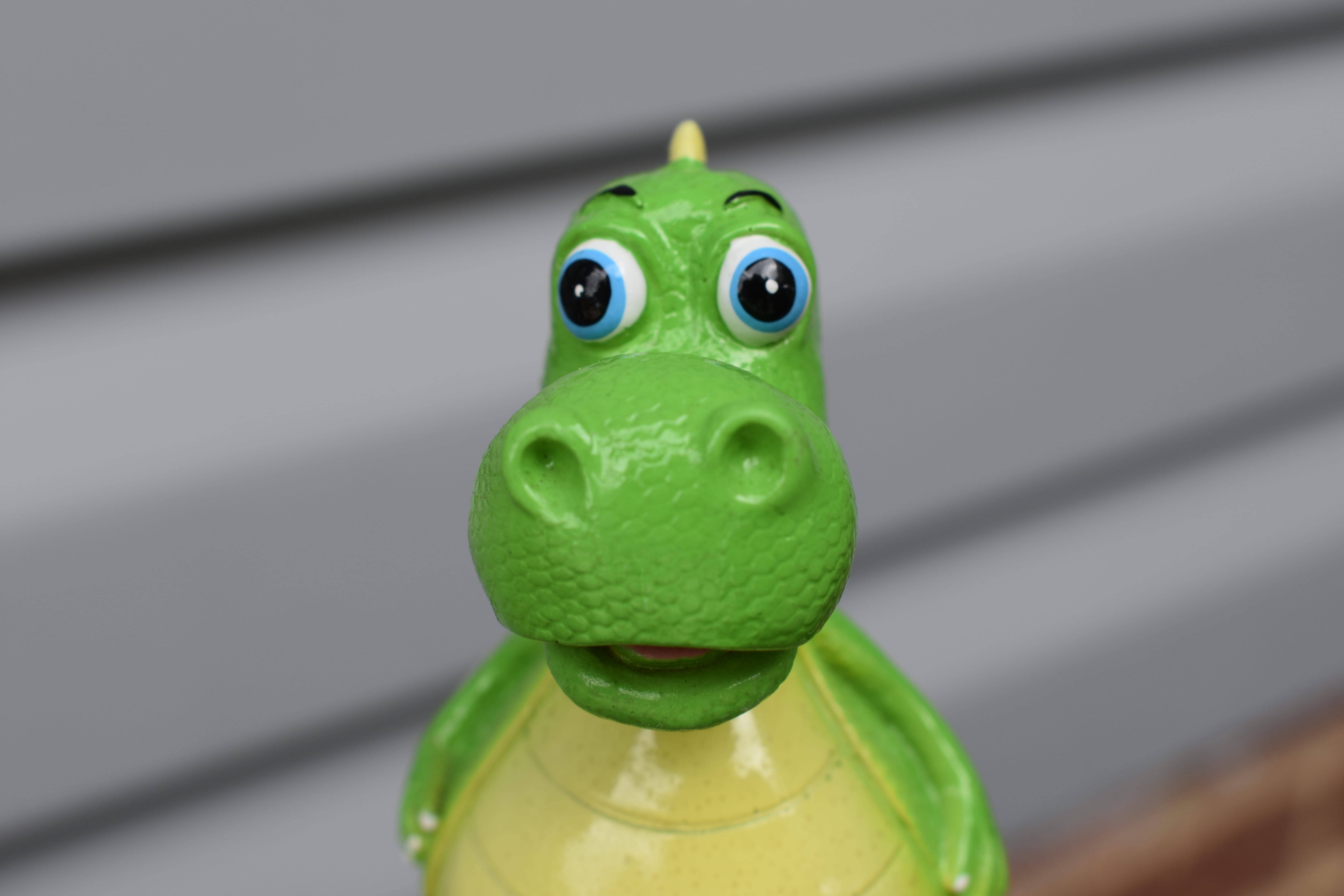 Adorabil Dinozaur Jucărie în Prim-plan Fundal