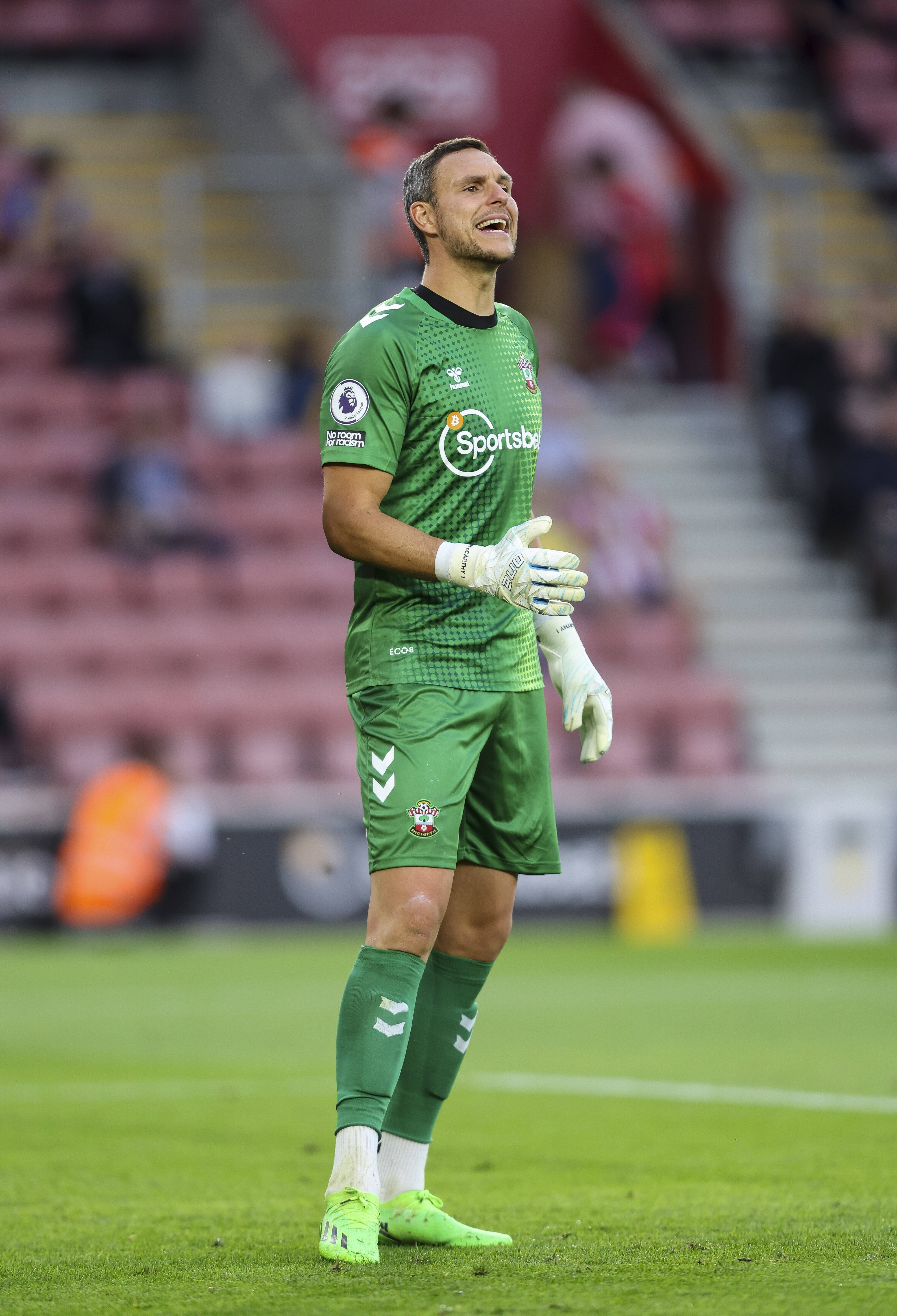 Alex McCarthy într-un Stadion de Fotbal Fundal