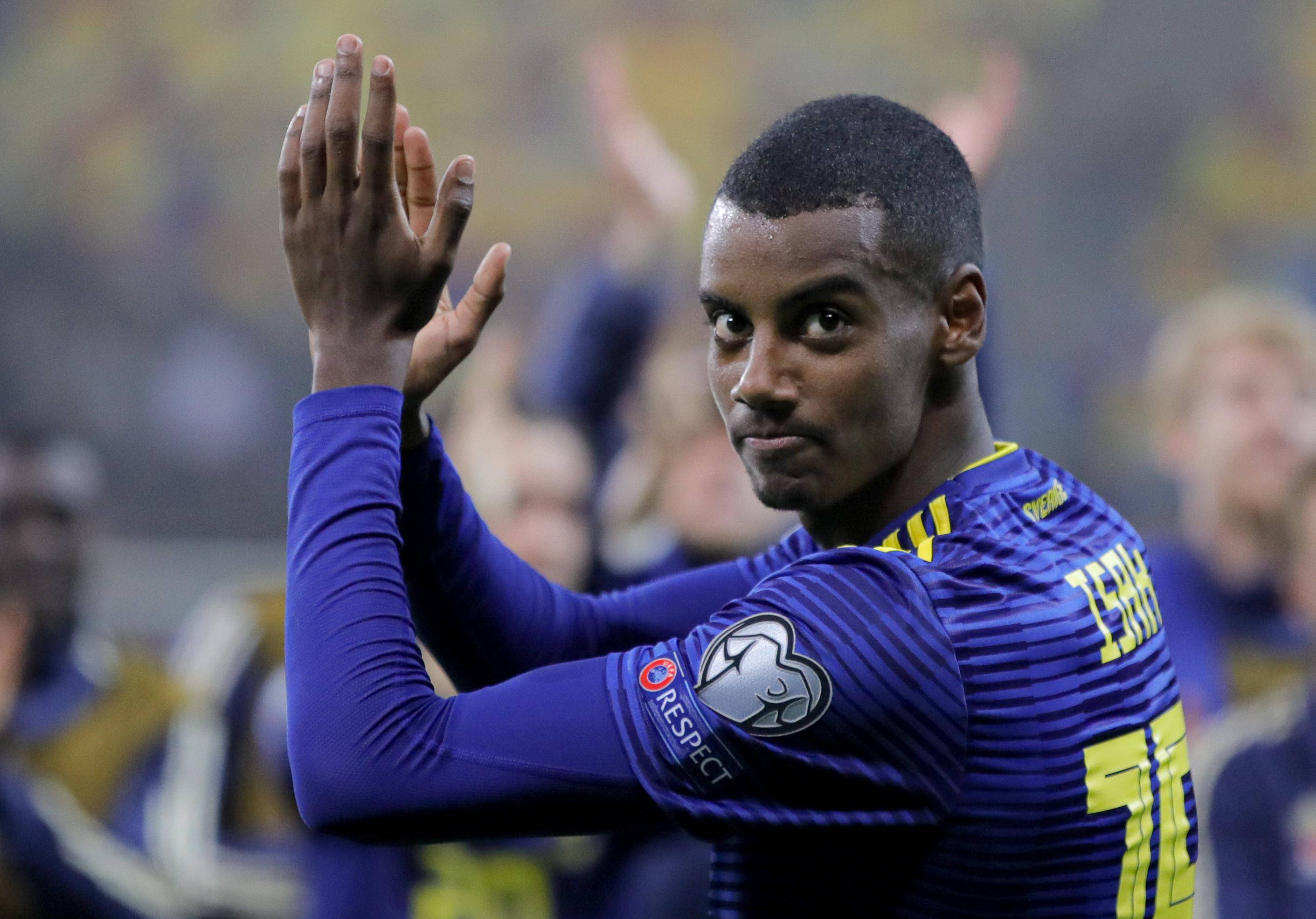 Alexander Isak aplaudind de aproape Fundal