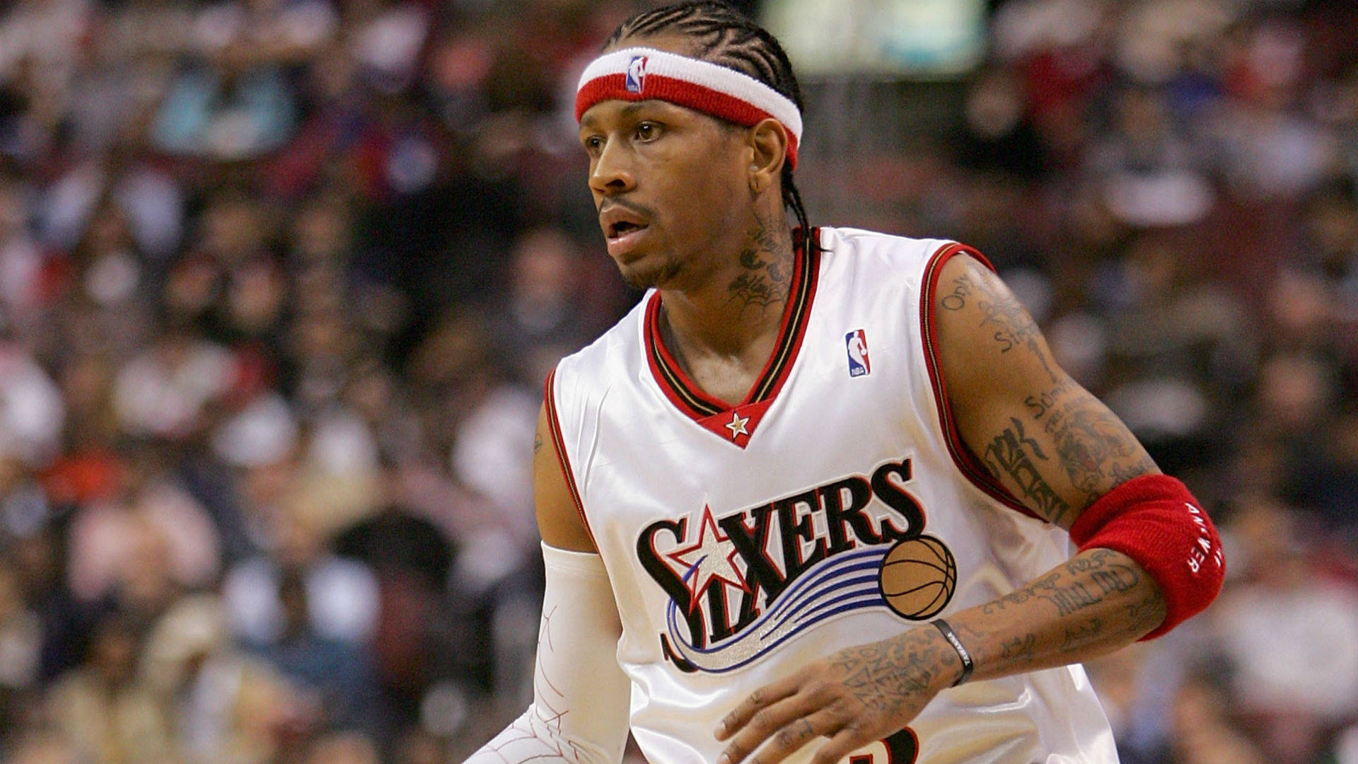 Allen Iverson cu fundalul neclar al mulțimii Fundal