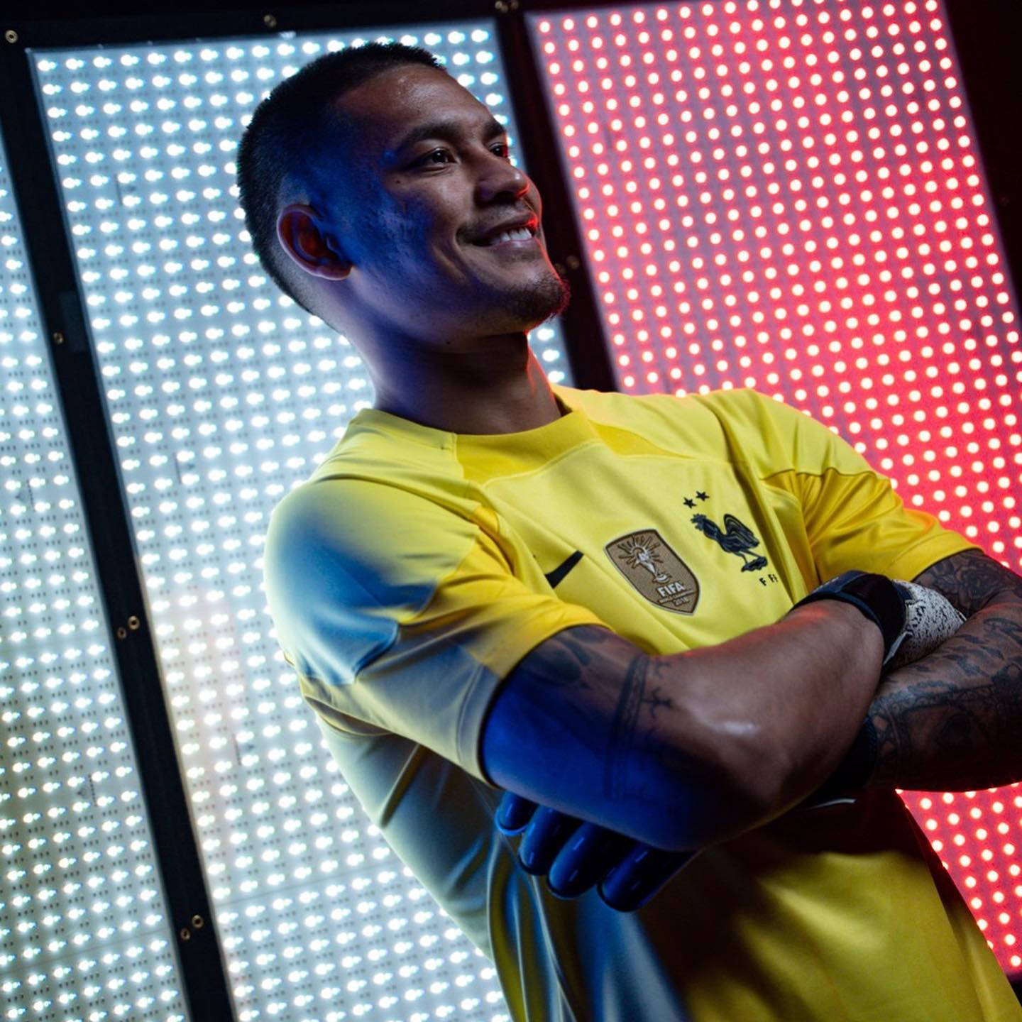 Alphonse Areola cu brațele încrucișate Fundal
