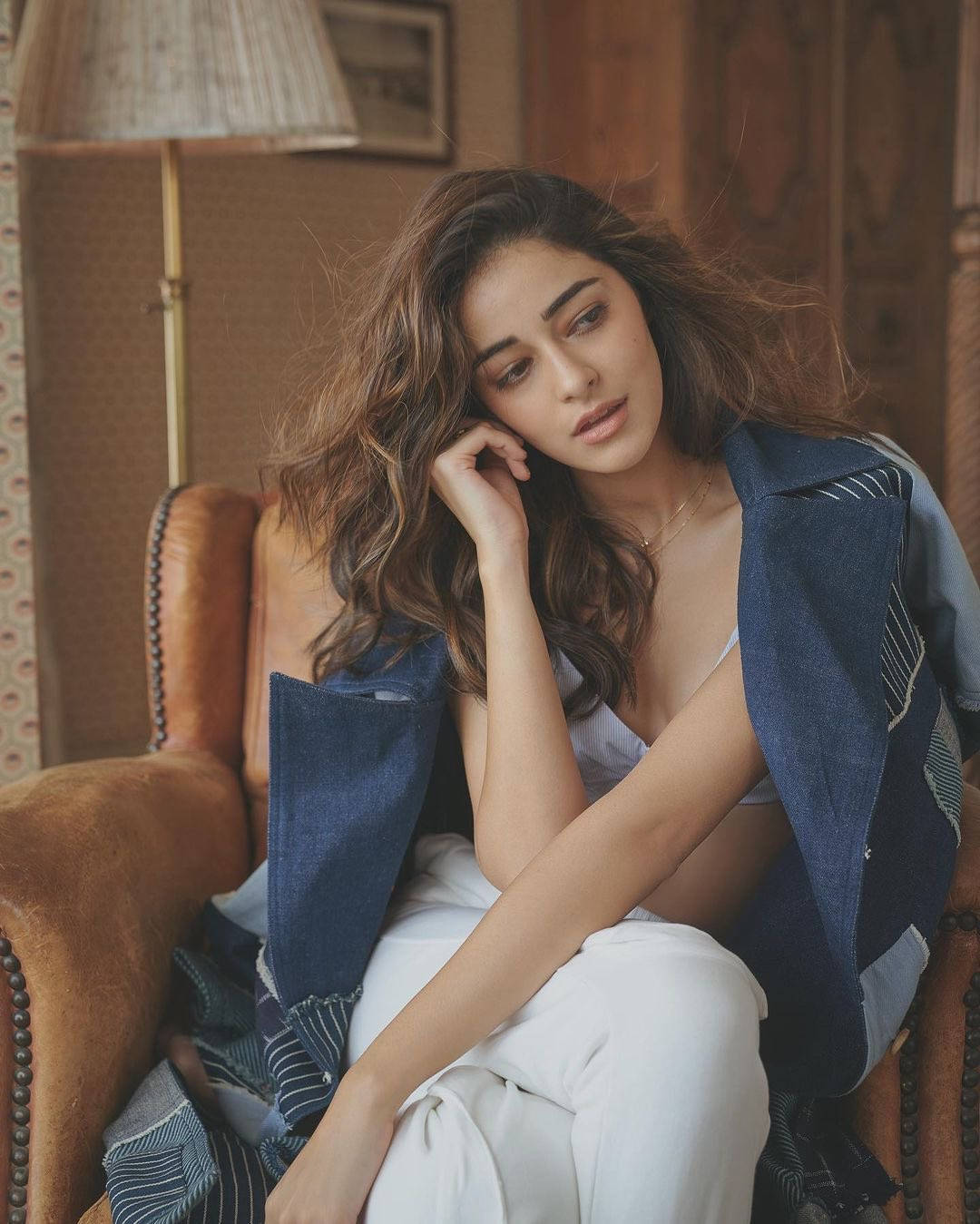 Ananya Pandey pe fotoliu Fundal