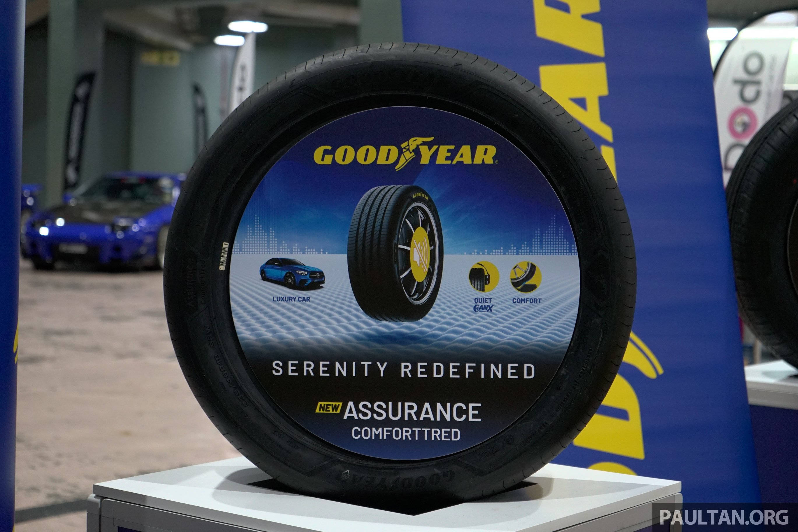 Anvelopă Goodyear robustă, pregătită pentru drum. Fundal