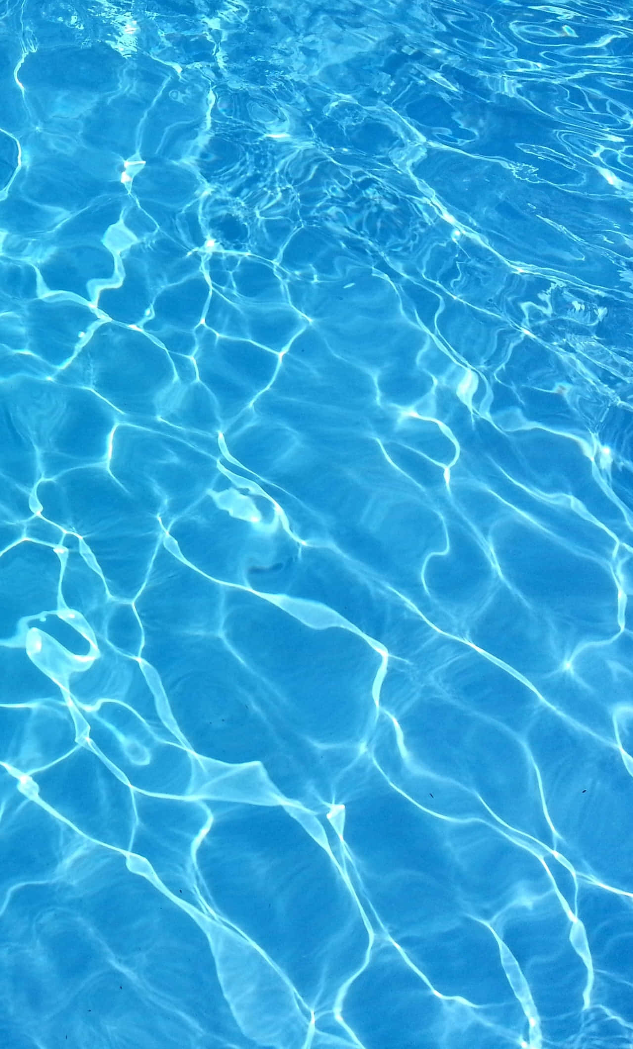 Apă de piscină sclipitoare și albastră într-o zi însorită Fundal