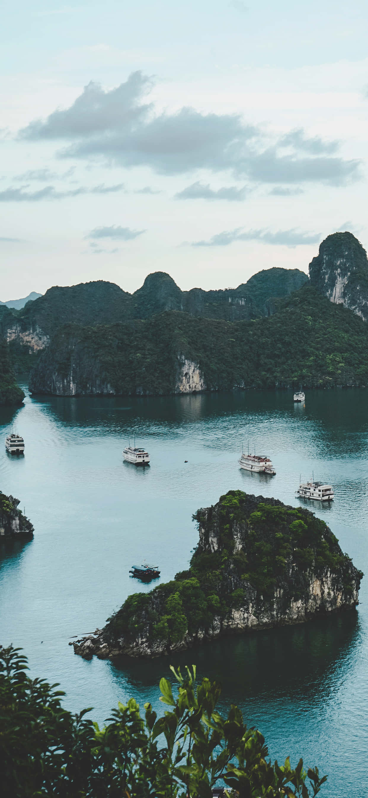Apa de smaragd a Golfului Halong din Vietnam Fundal