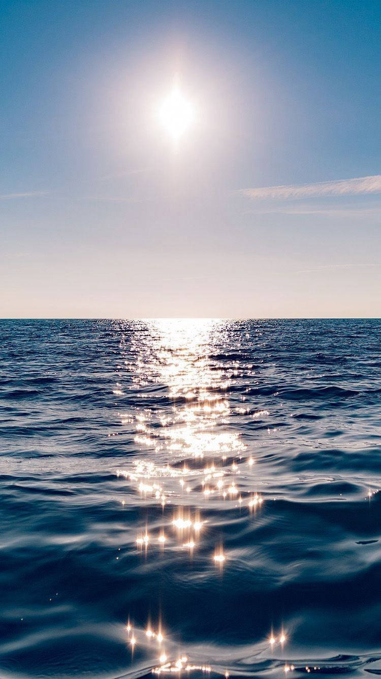 Apă strălucitoare de ocean estetică pentru iPhone Fundal