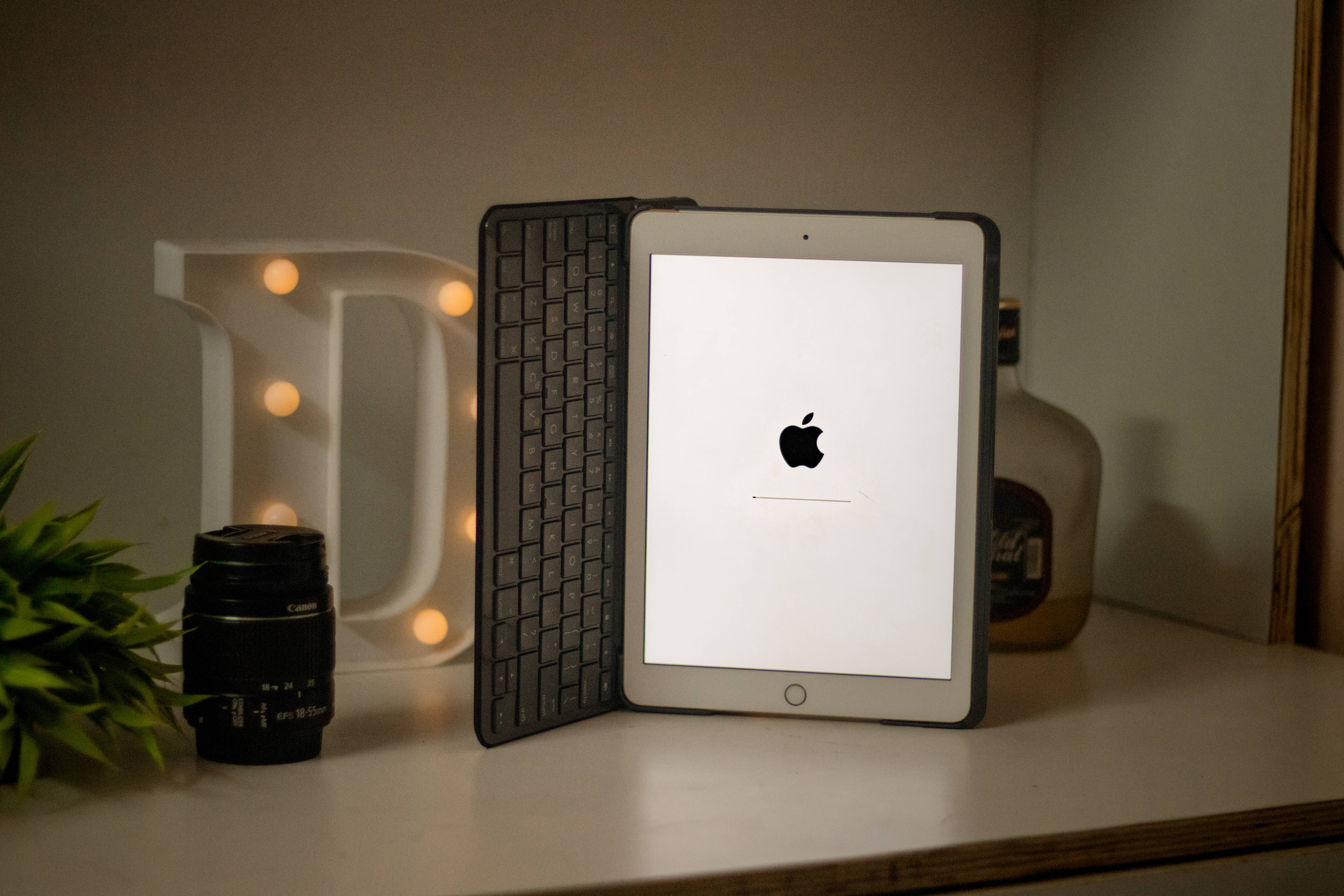 Apple iPad Pro cu Accesoriu Tastatură Fundal
