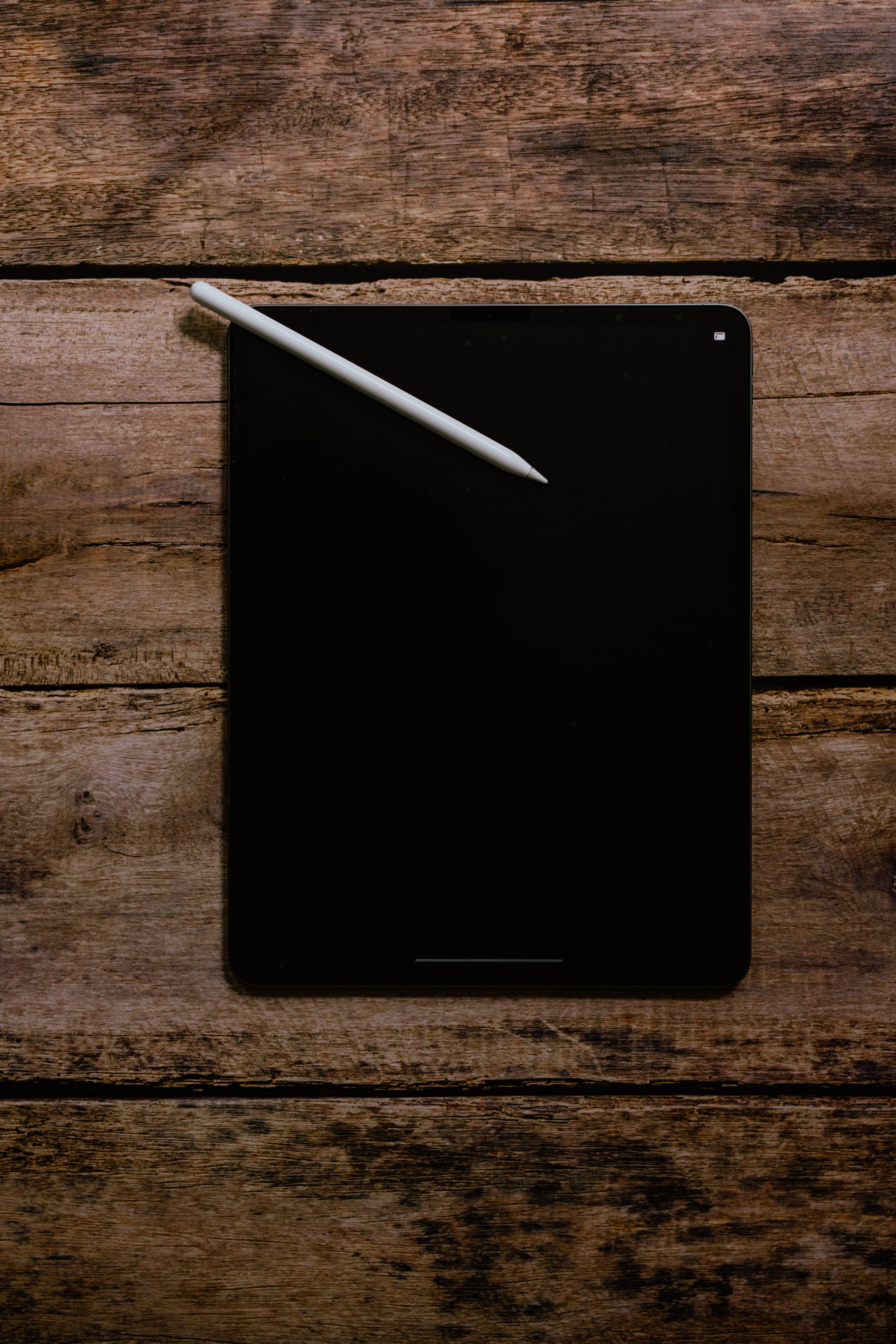 Apple iPad Pro pe Lemn Fundal