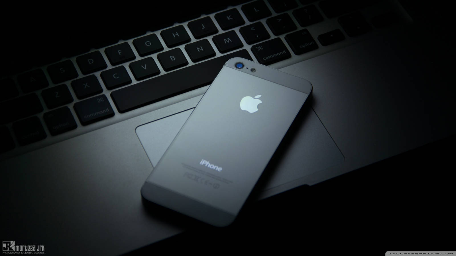 Apple iPhone captivant pe o masă de lemn Fundal