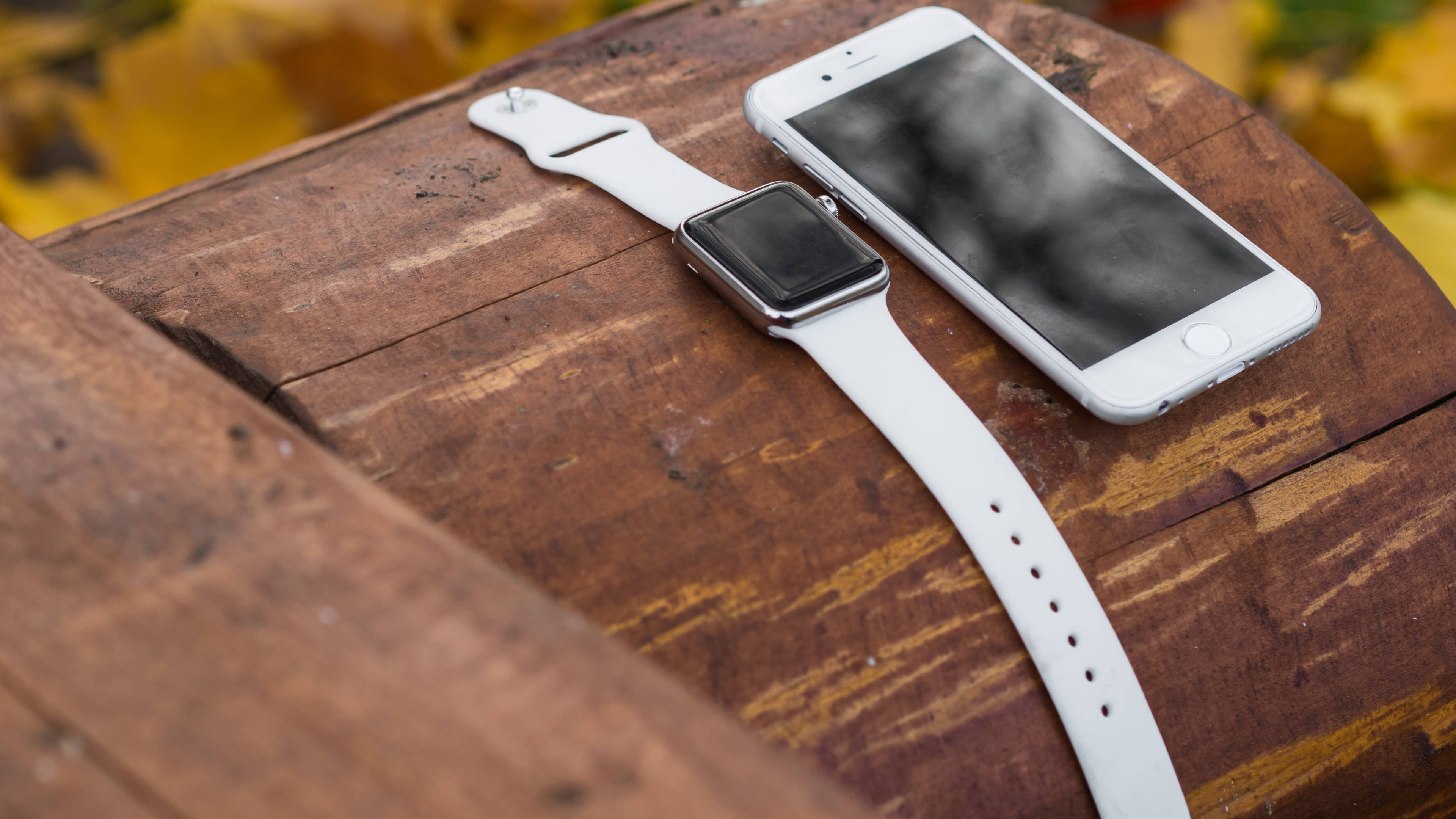 Apple Watch culoarea alba signature Fundal