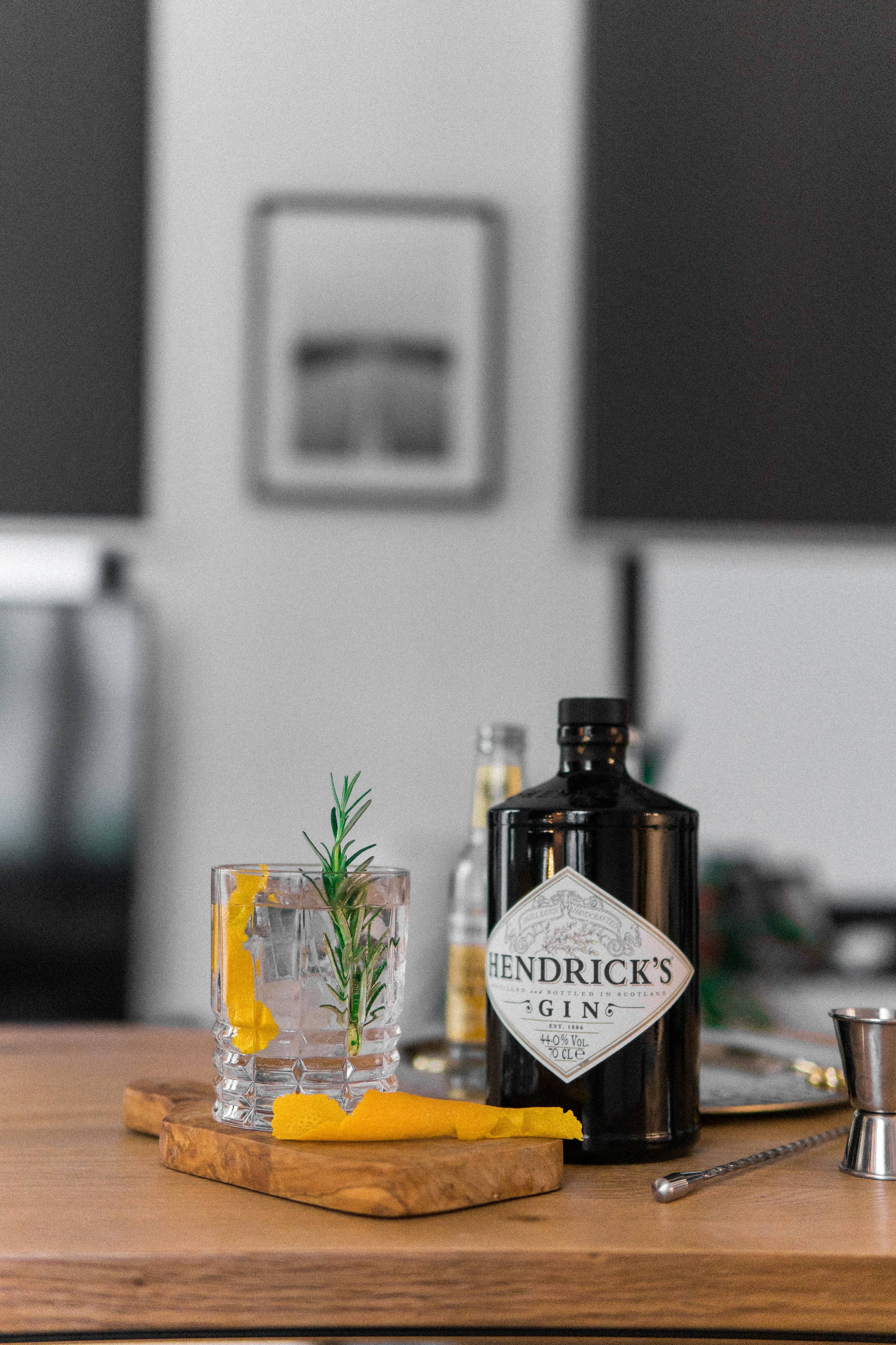 Apropiere de Sticla de Gin Hendrick's Fundal