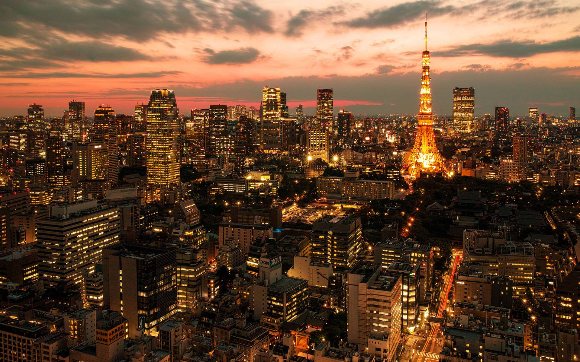 Apus de soare auriu la Tokyo Tower Fundal