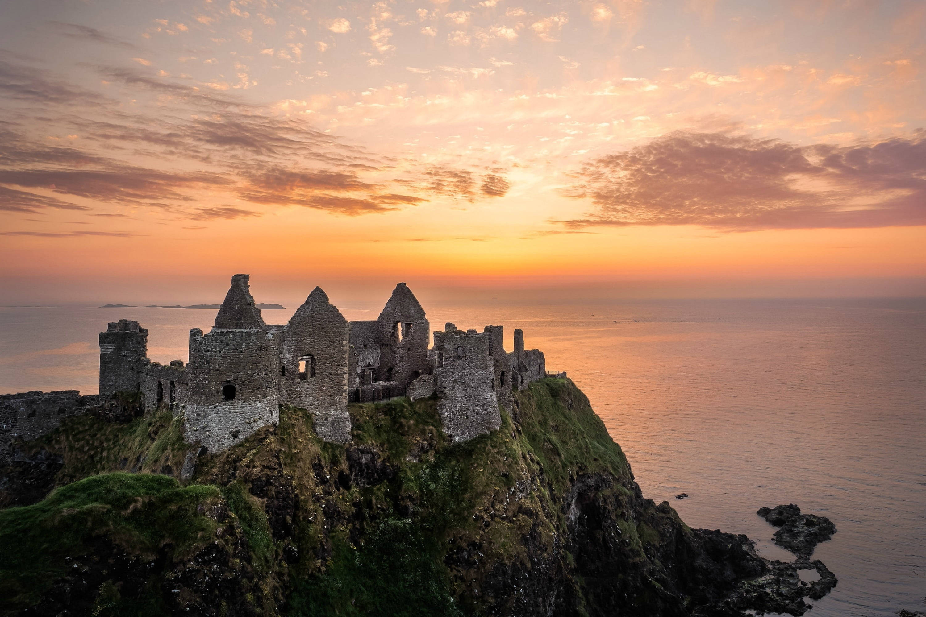 Apus de soare frumos la Castelul Dunluce Fundal