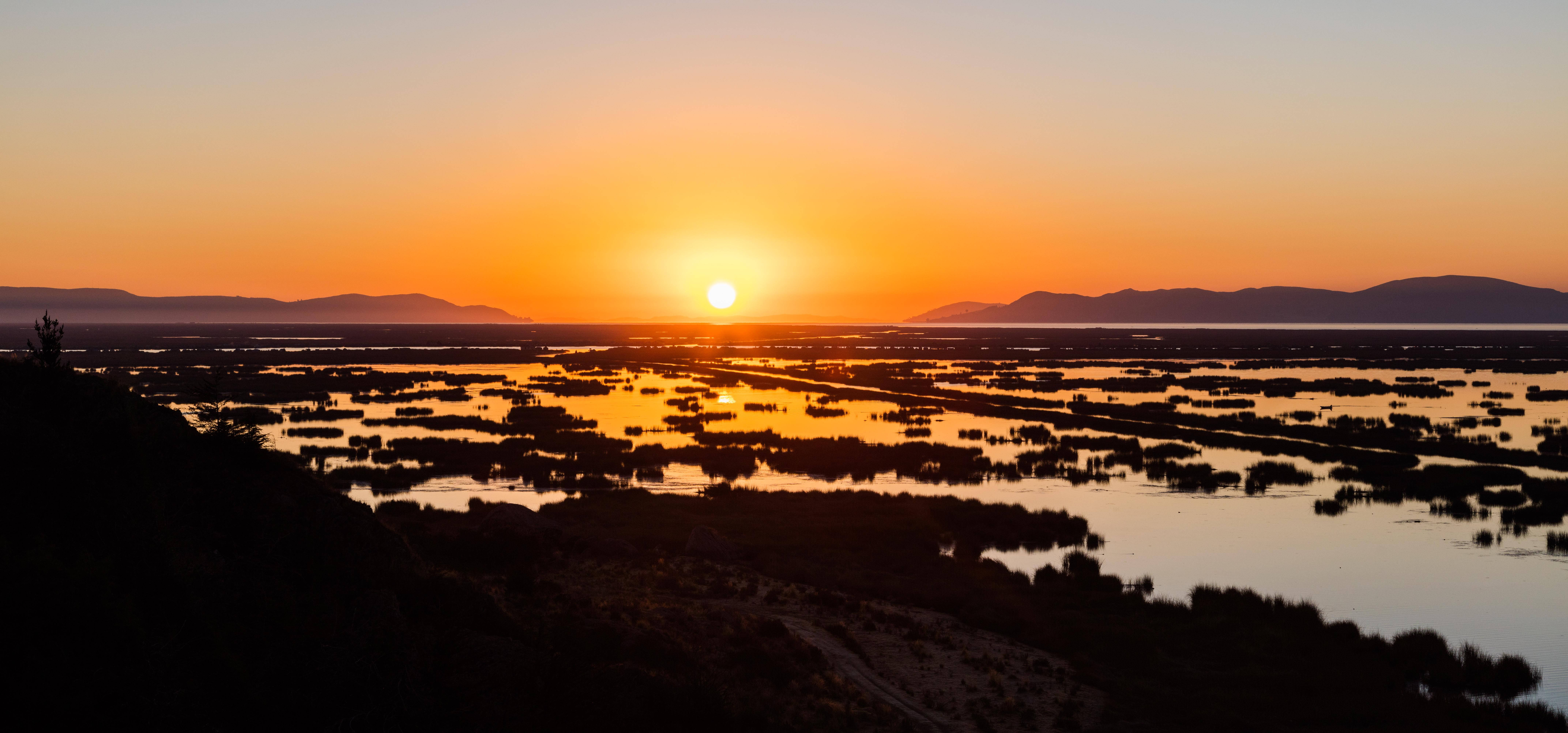 Apus de soare frumos la Lacul Titicaca Fundal