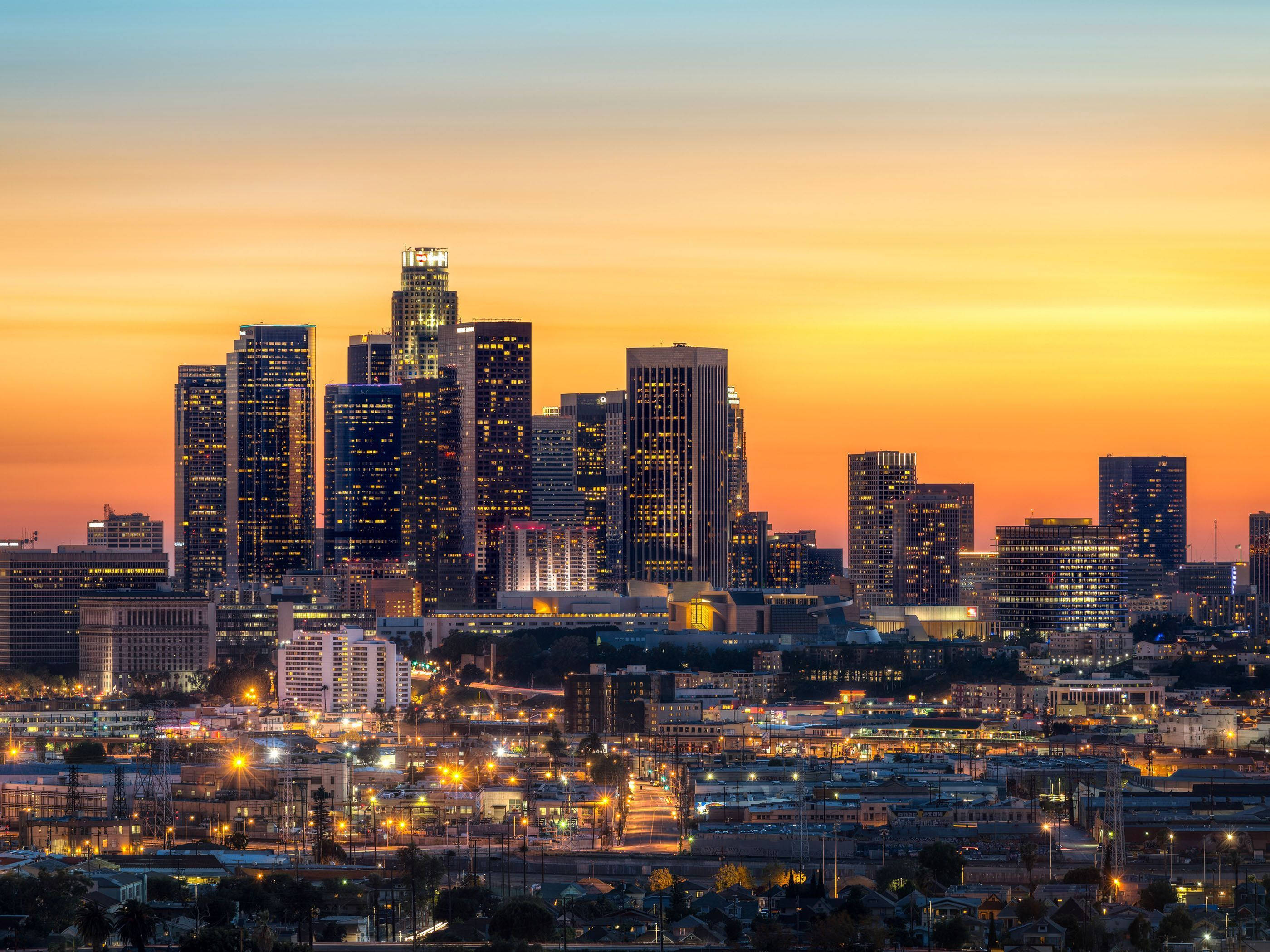 Apus de soare galben-portocaliu peste Los Angeles Fundal