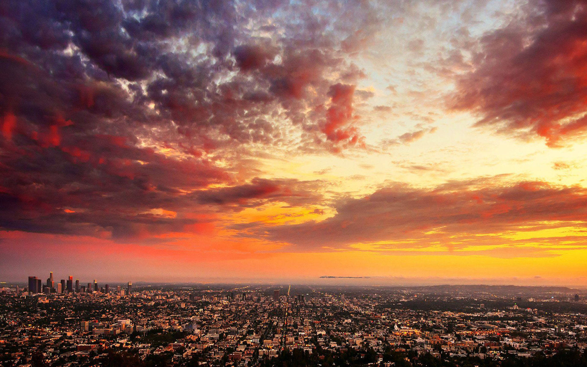 Apus de soare înnorat peste Los Angeles Fundal