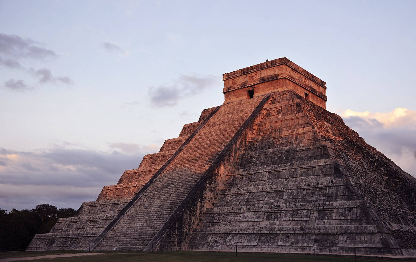 Apus de soare la Chichen Itza Fundal