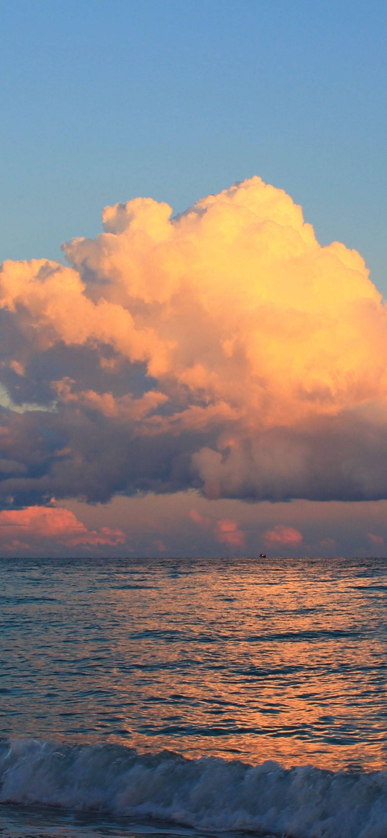 Apus de soare noros peste ocean Fundal