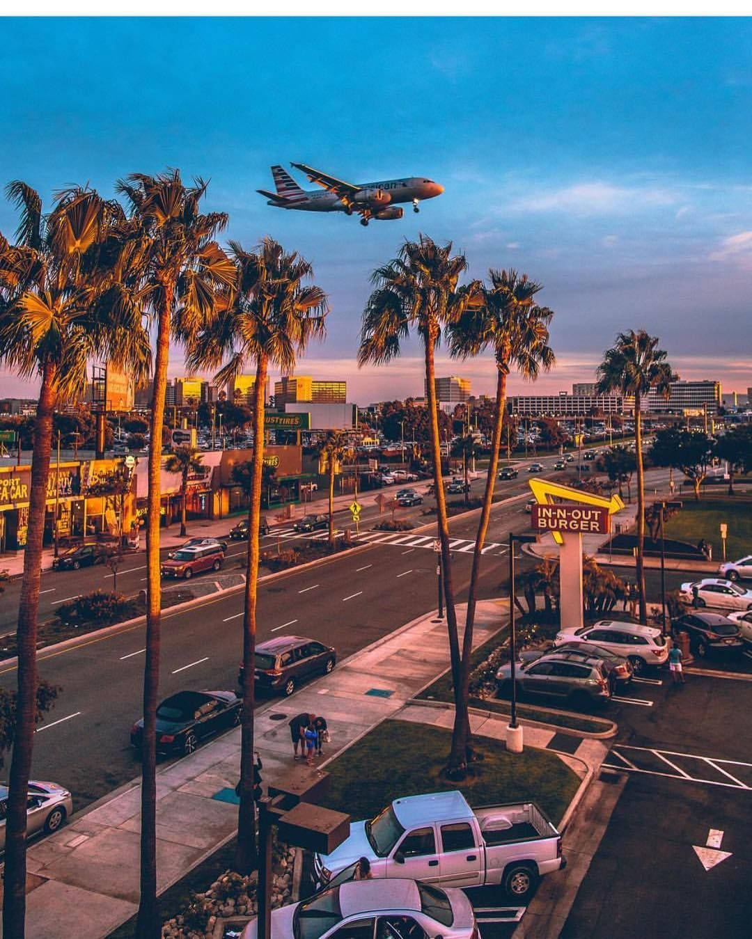 Apus de soare peste Aeroportul Internațional Los Angeles (LAX) Fundal