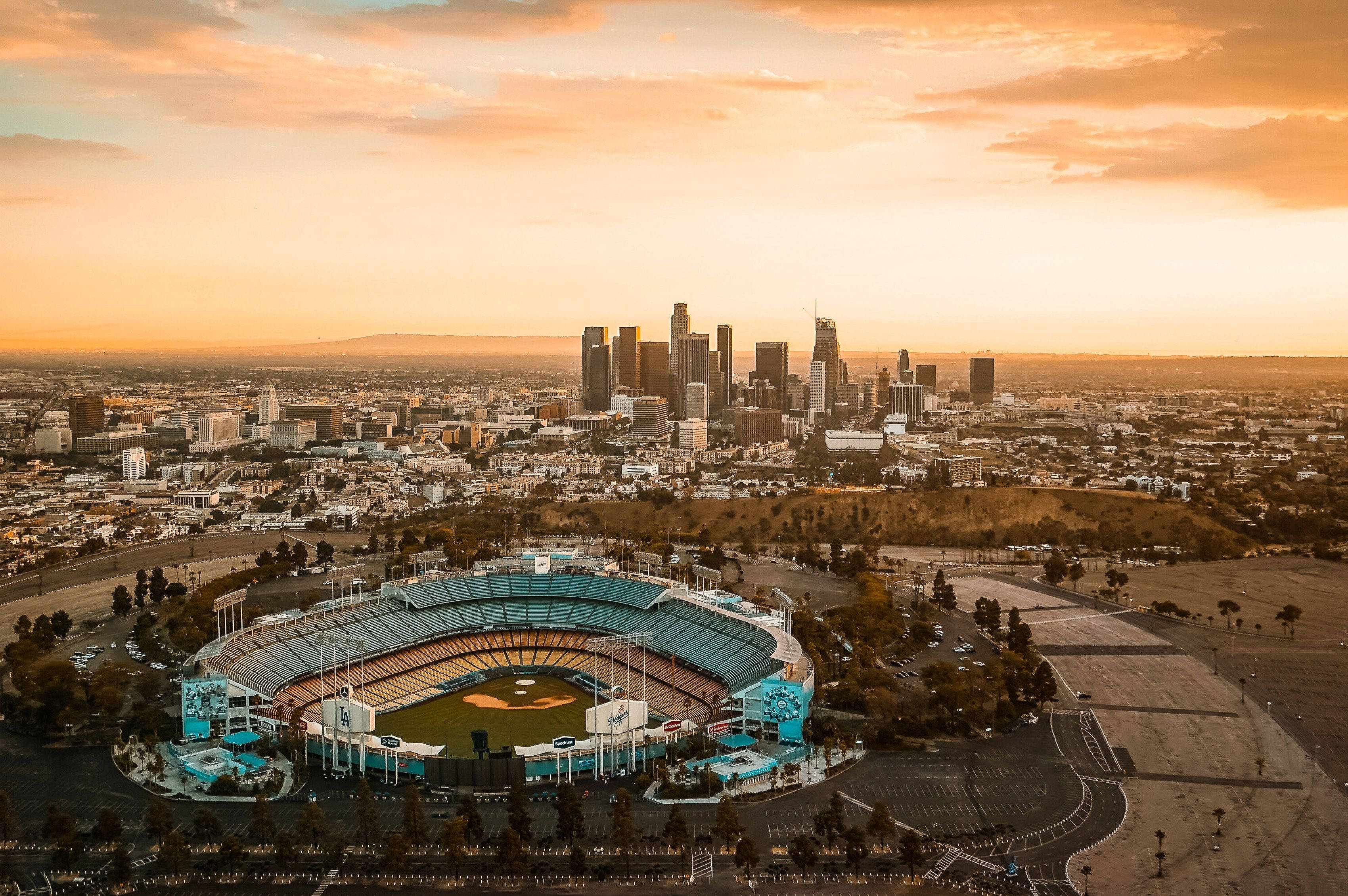 Apus de soare portocaliu pal peste Los Angeles Fundal