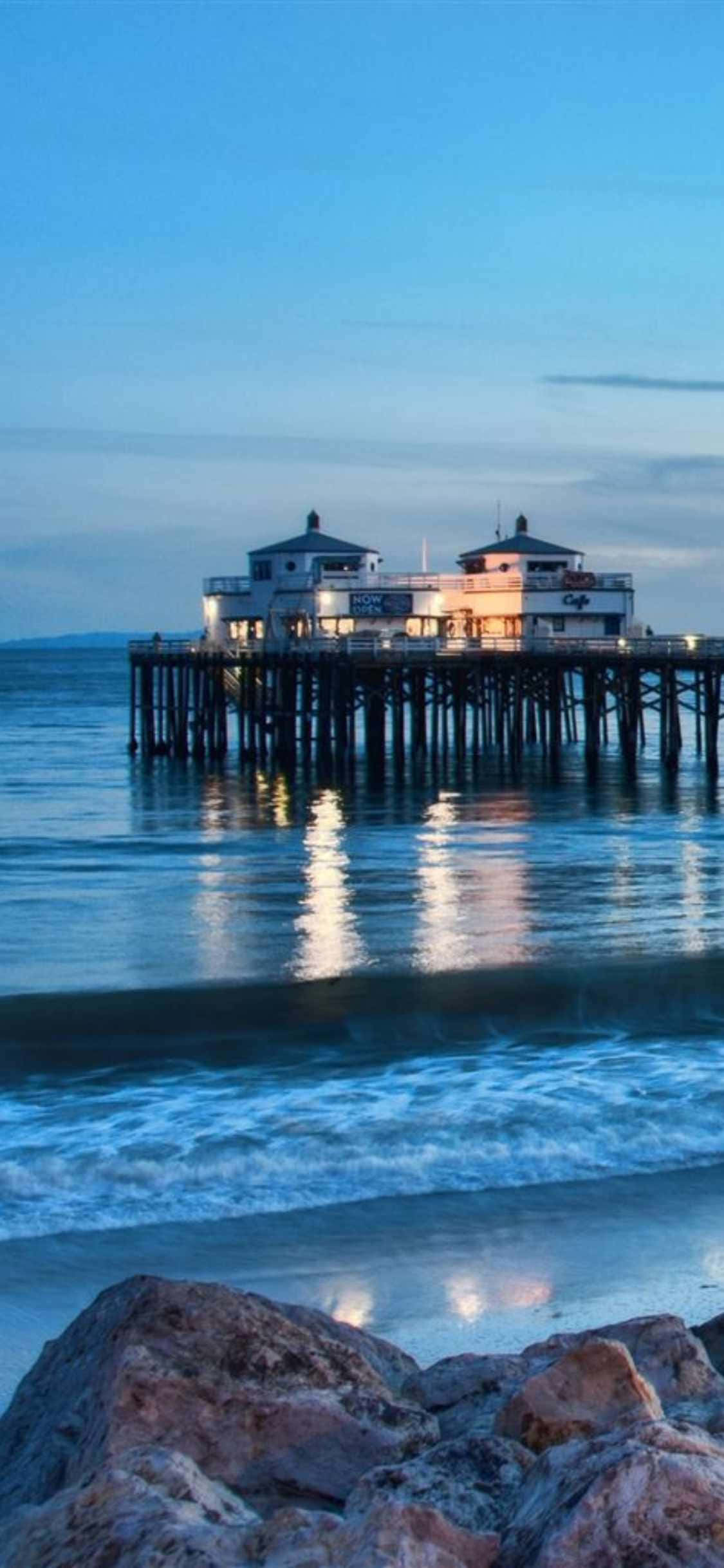 Apus relaxant de soare deasupra plajei Malibu Fundal