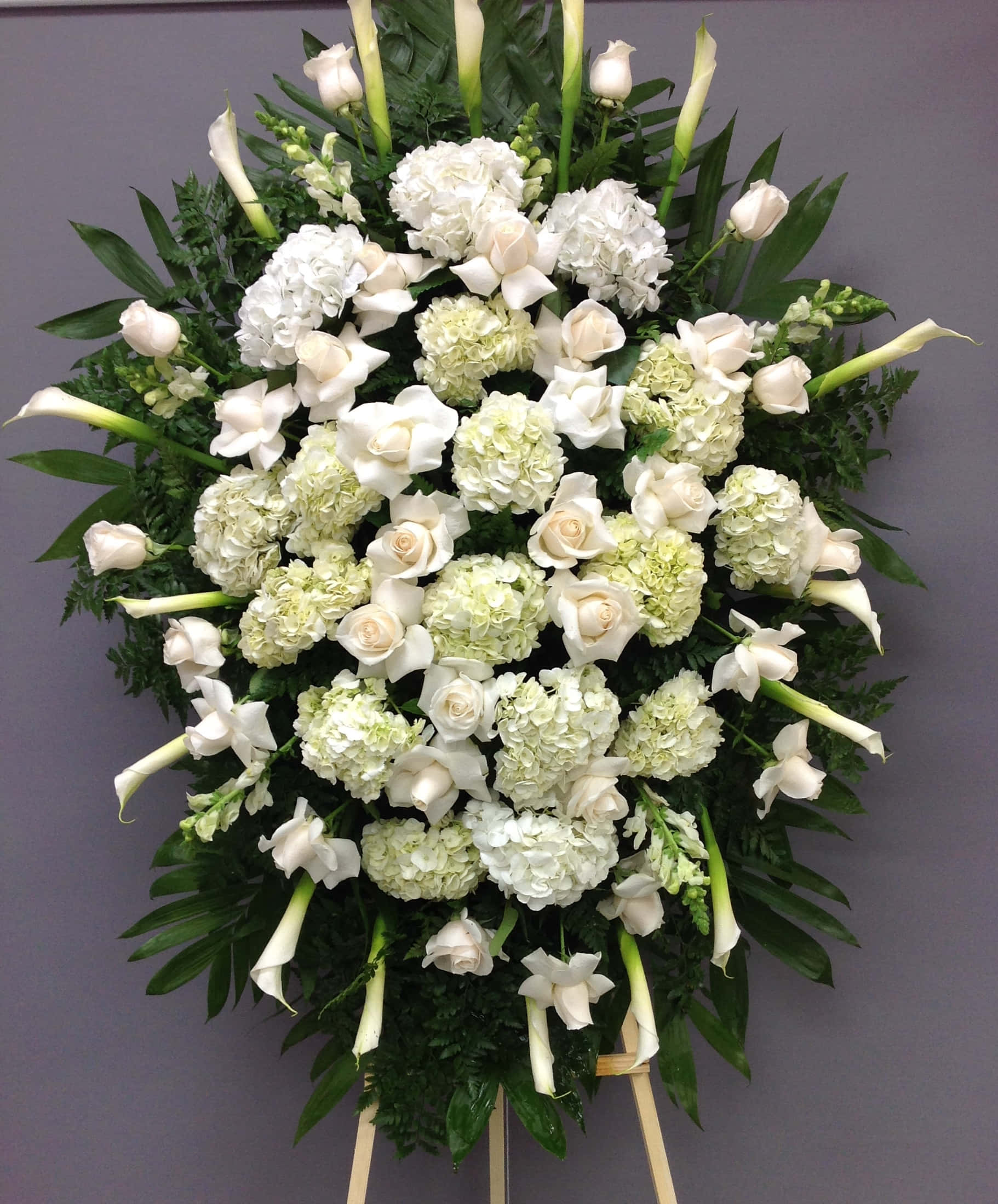 aranjament funerar alb și alb Fundal