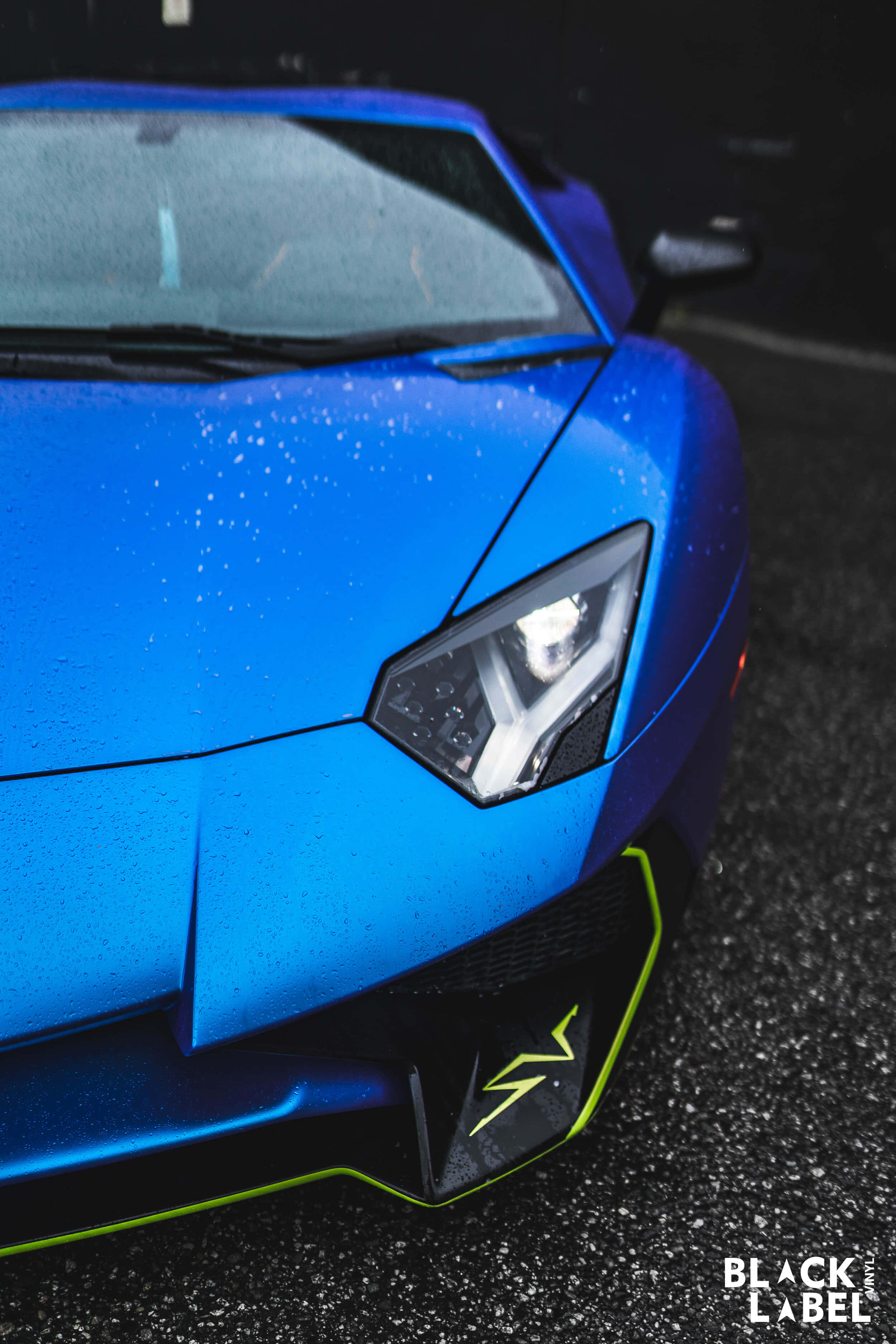 Arată elegant într-un Lamborghini albastru. Fundal