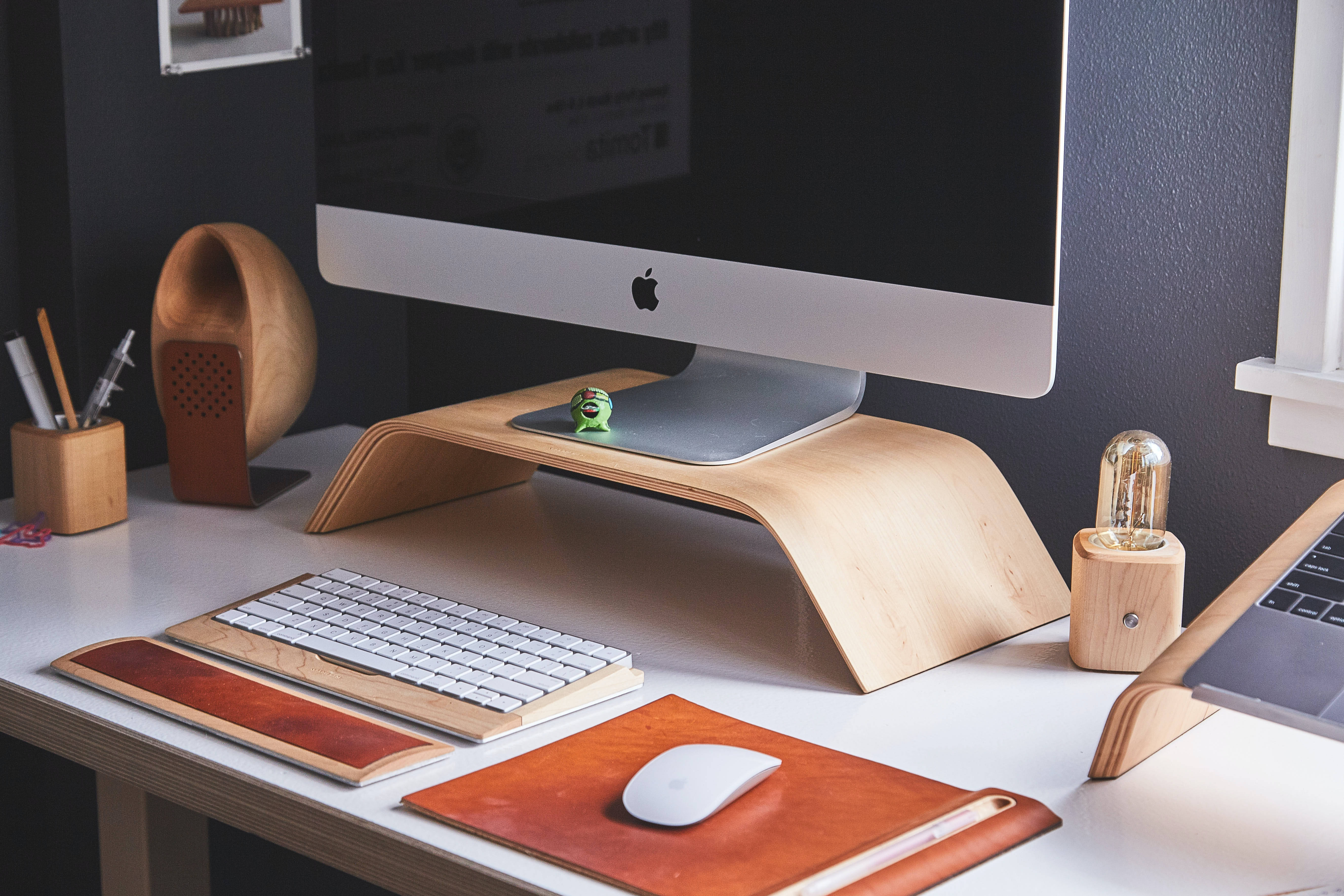 Armonie estetică - Configurare Mac cu accent de cafea Fundal