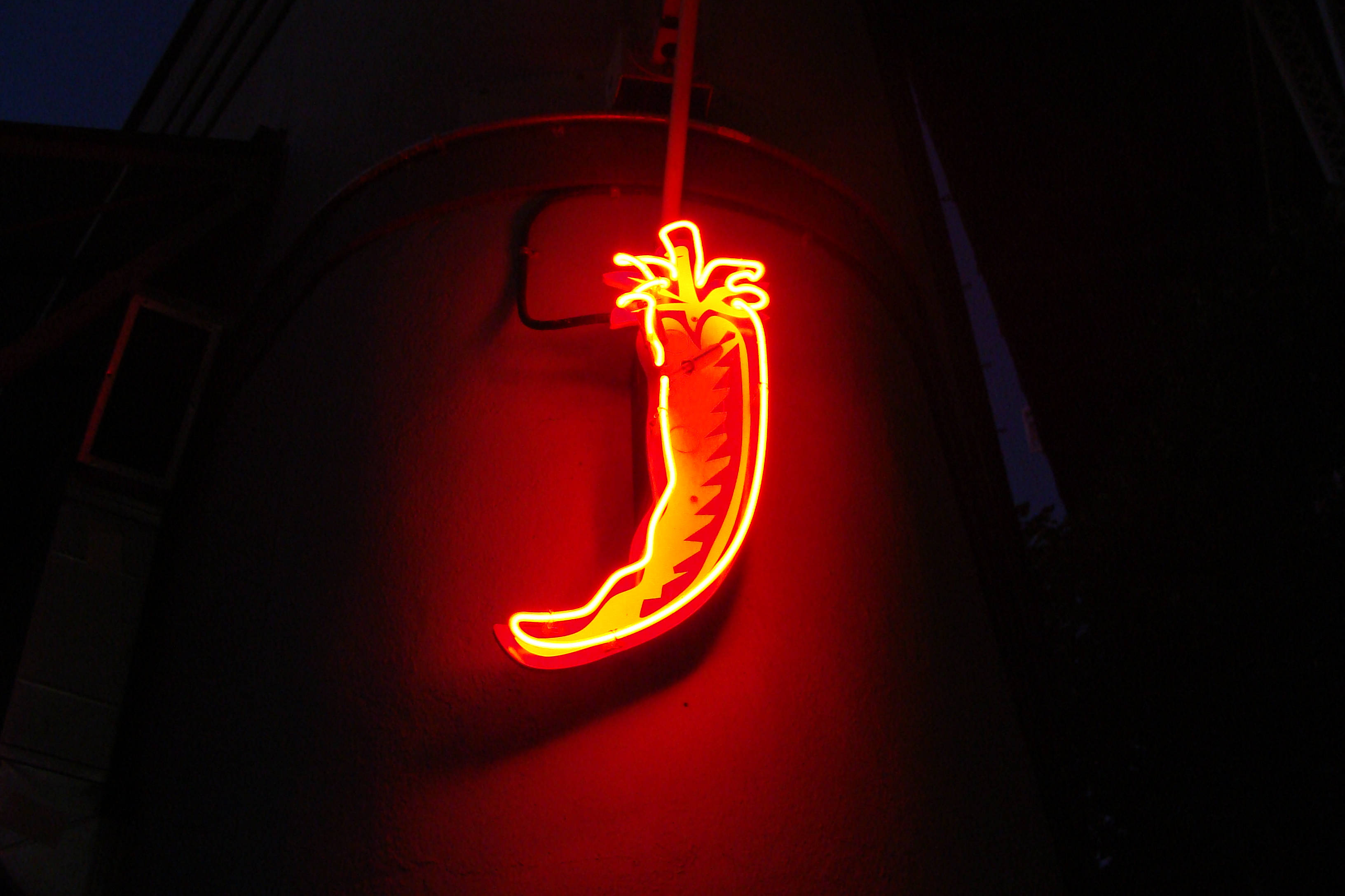 Articol Neon Roșu cu Ardei Iute Fundal