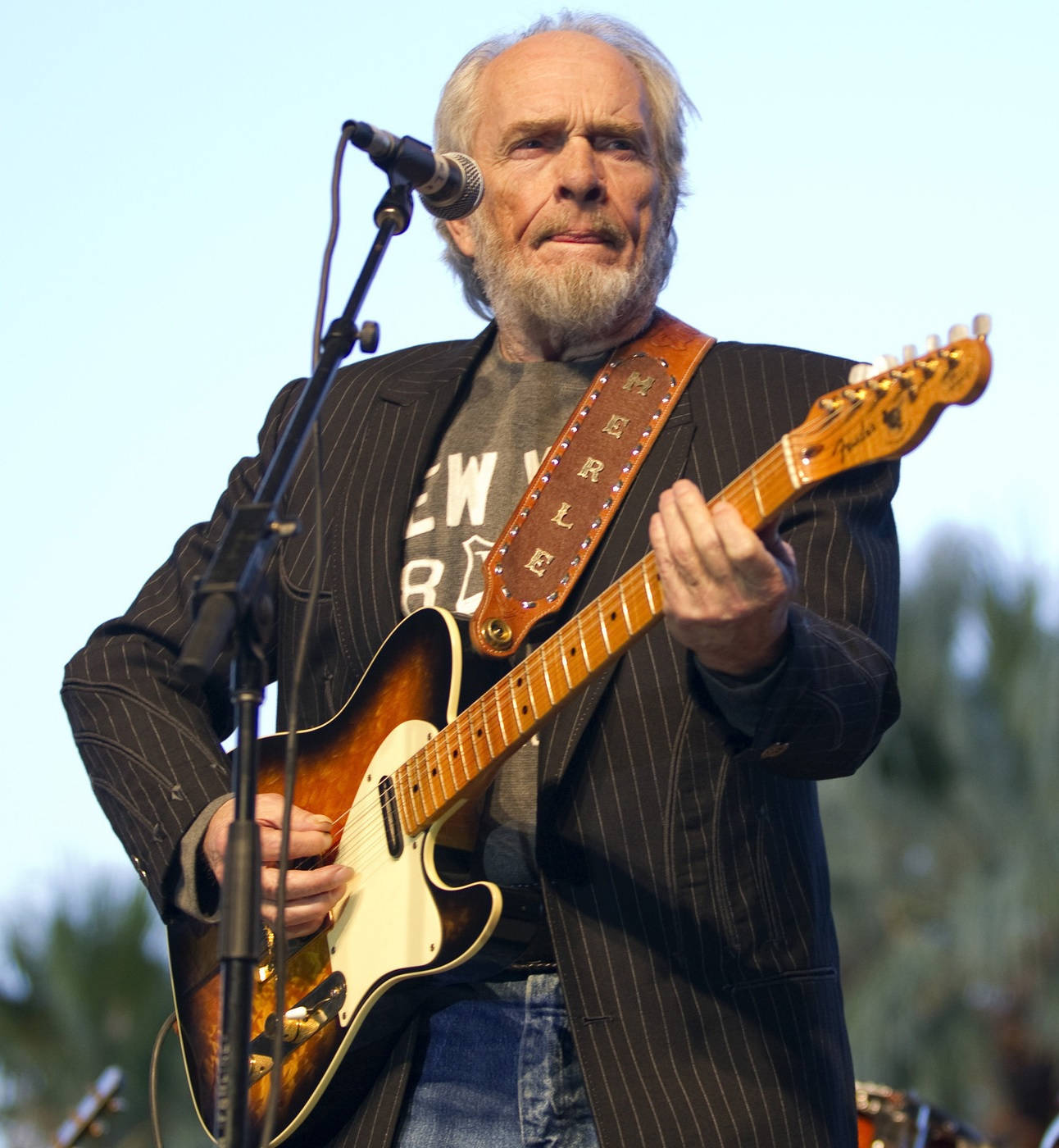 Artistul Merle Haggard în prim plan Fundal