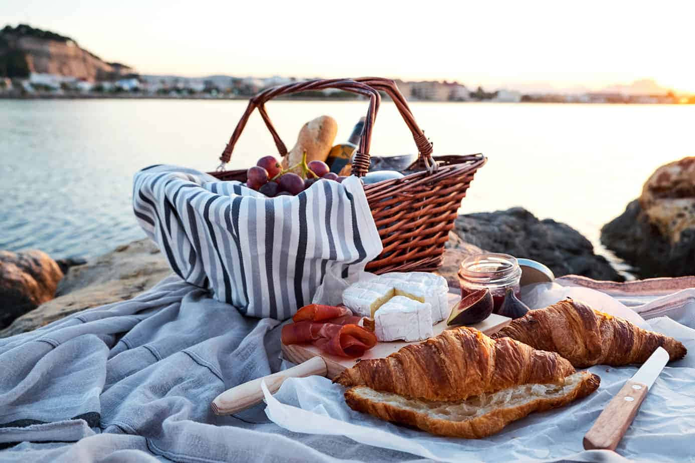 Așezare pentru picnic cu vedere la ocean Fundal