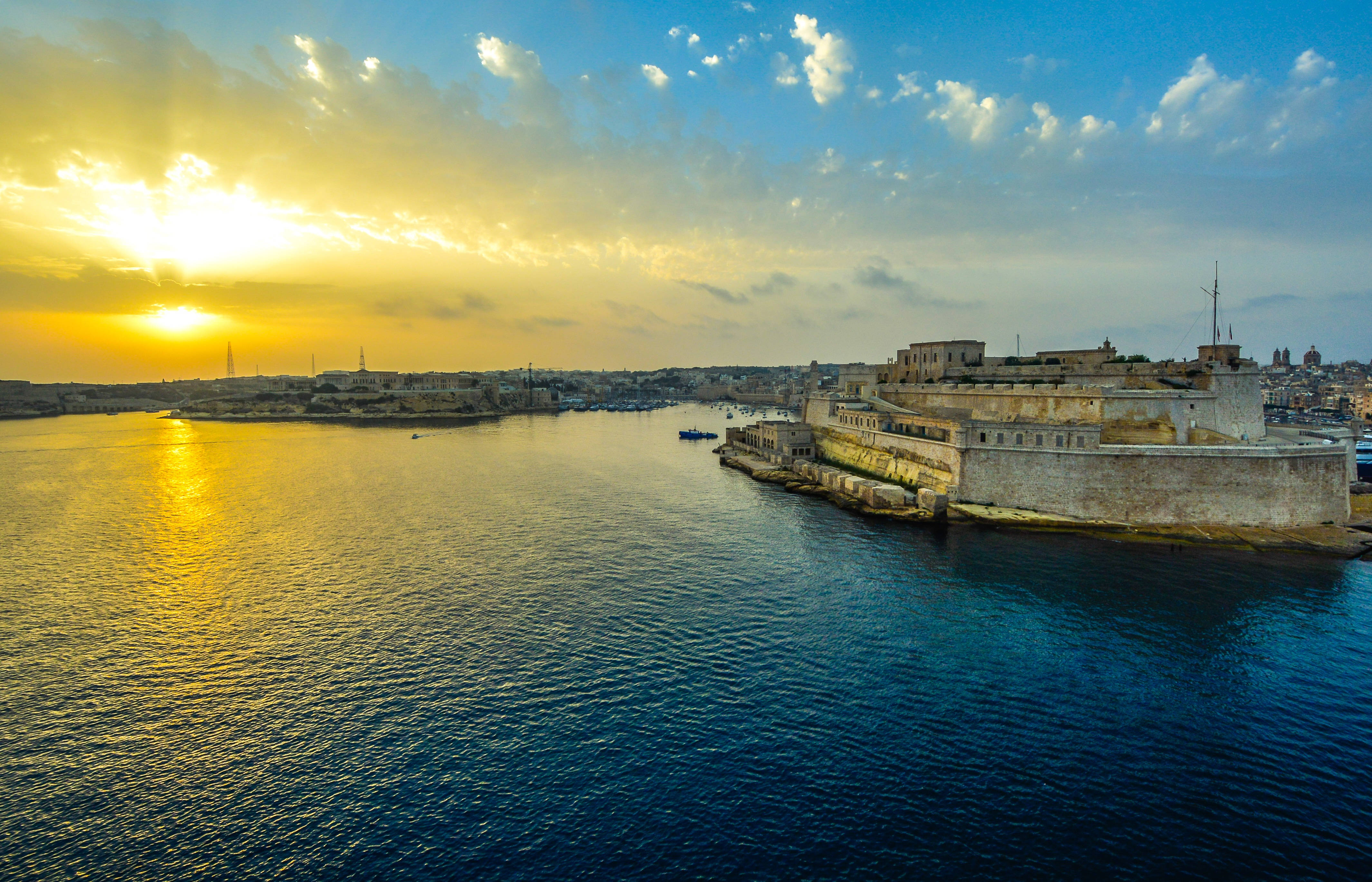 Asistați la măreția unui răsărit în Grand Harbour Malta Fundal