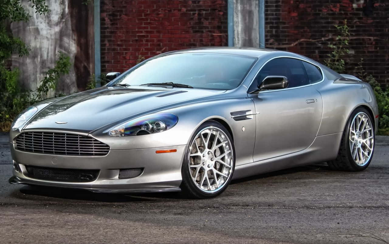 Aston Martin DB9 – Amalgam Perfect între Putere și Design Fundal