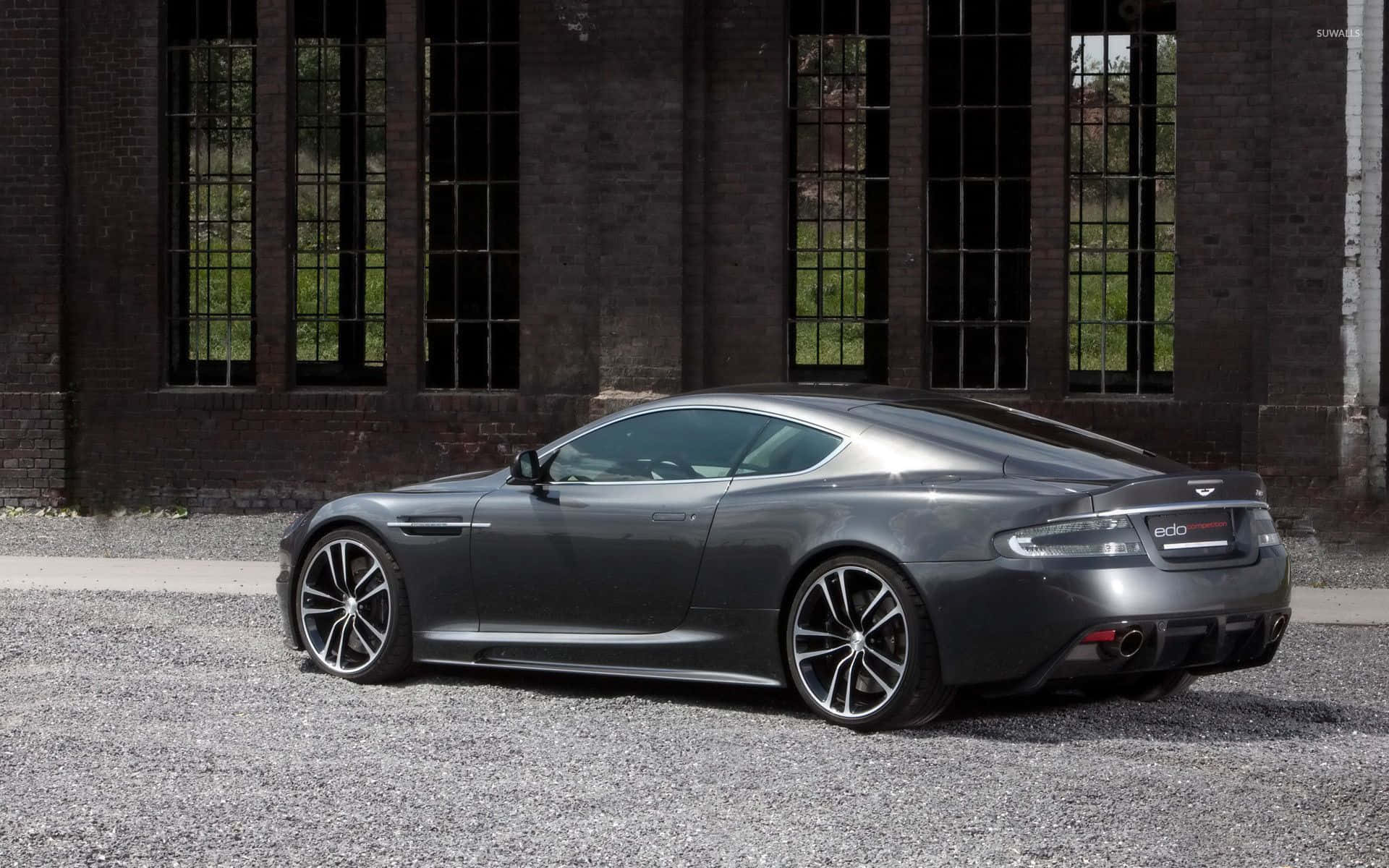 Aston Martin DB9 – Eleganță și Putere Fundal