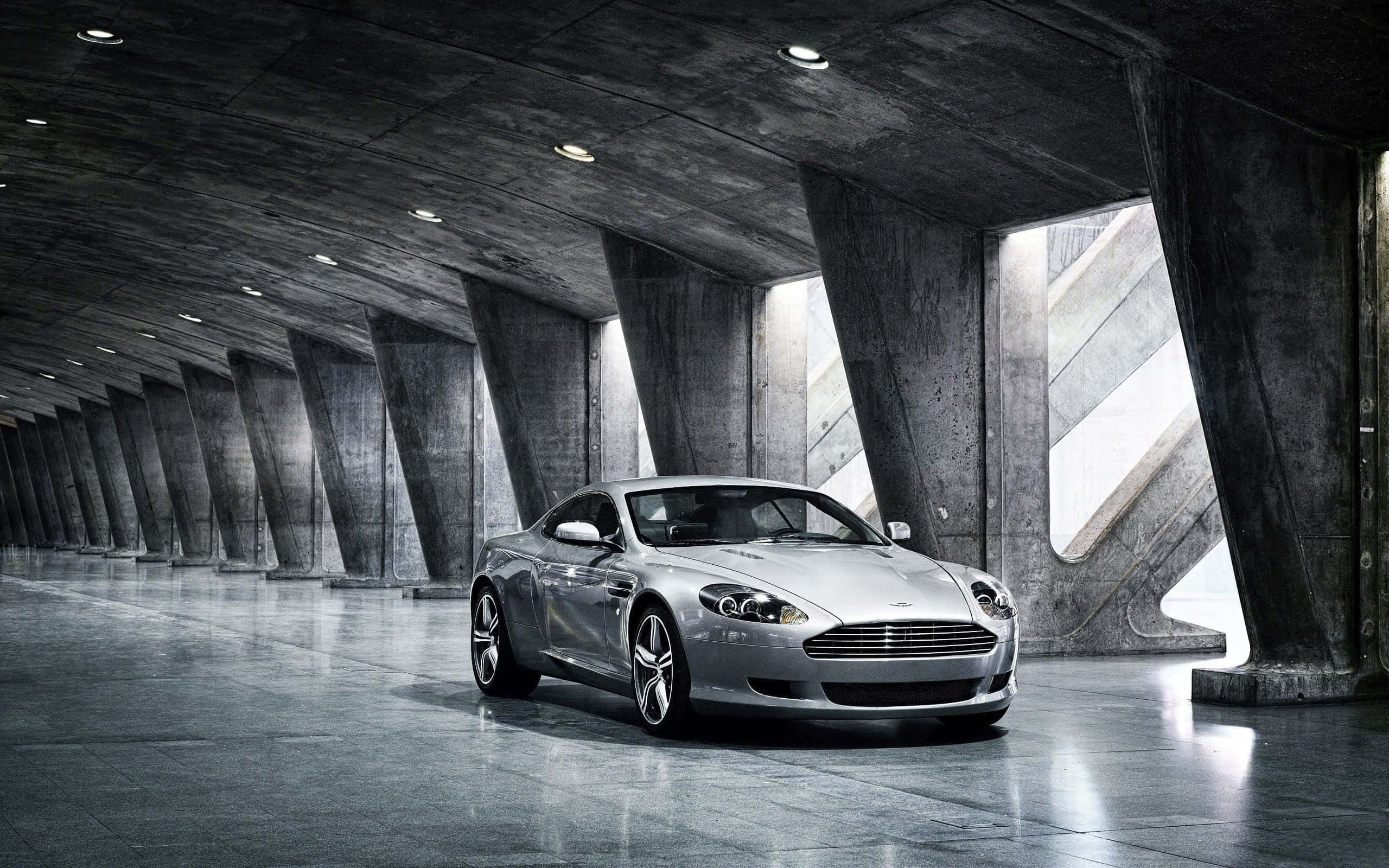 Aston Martin DB9 Plimbându-se Prin Peisaj Urban Pitoresc Fundal