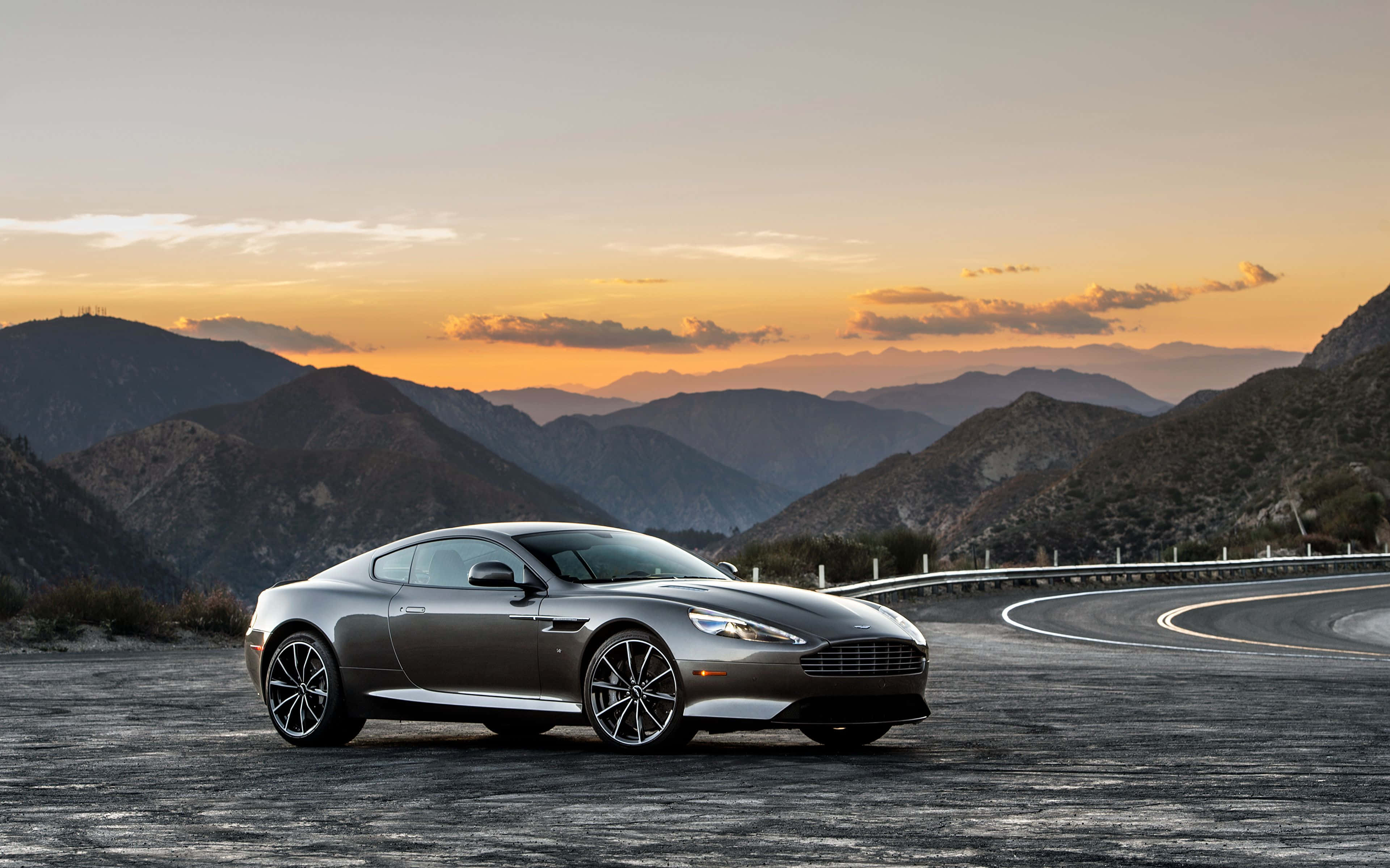 Aston Martin DB9 elegant și stilat Fundal