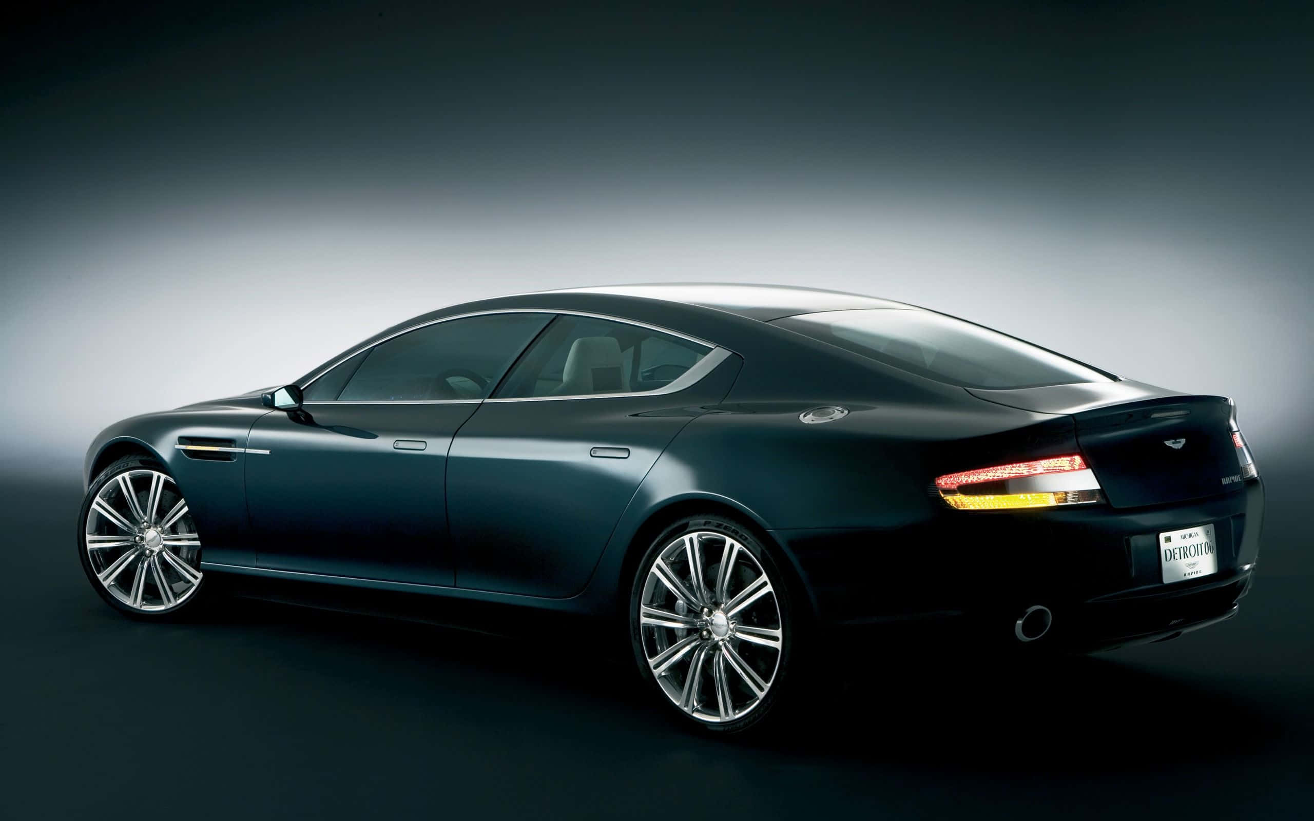 Aston Martin Rapide S - Luxus și Performanță Fundal