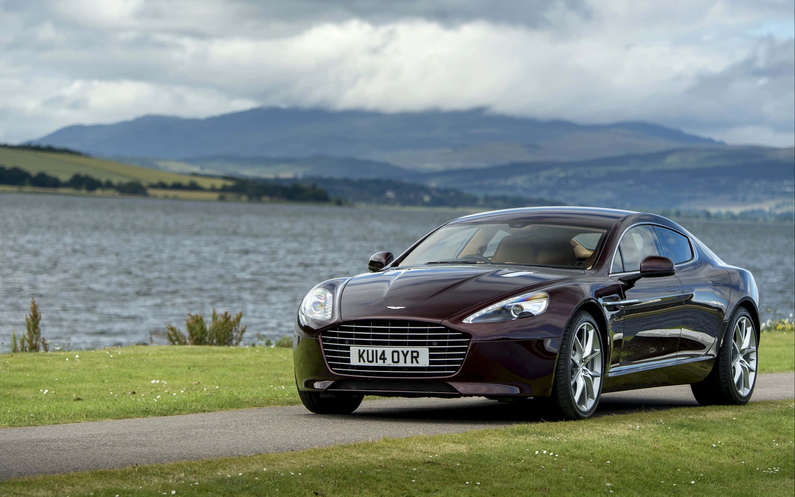 Aston Martin Rapide S pe Drum Fundal